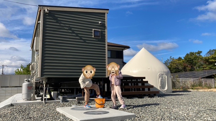 トレーラーハウスの外で遊ぶ。3