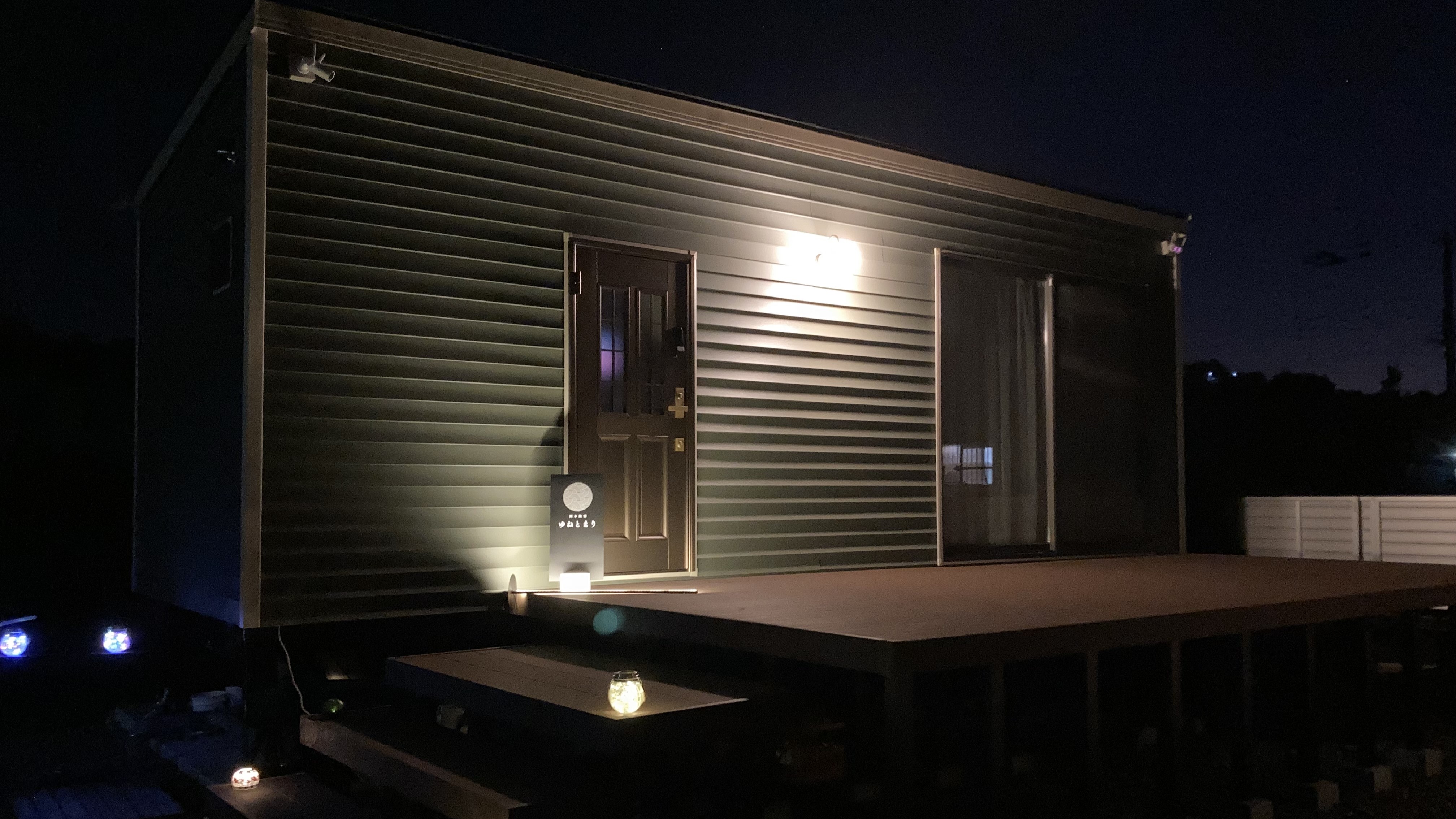 施設外観トレーラーのみ夜2