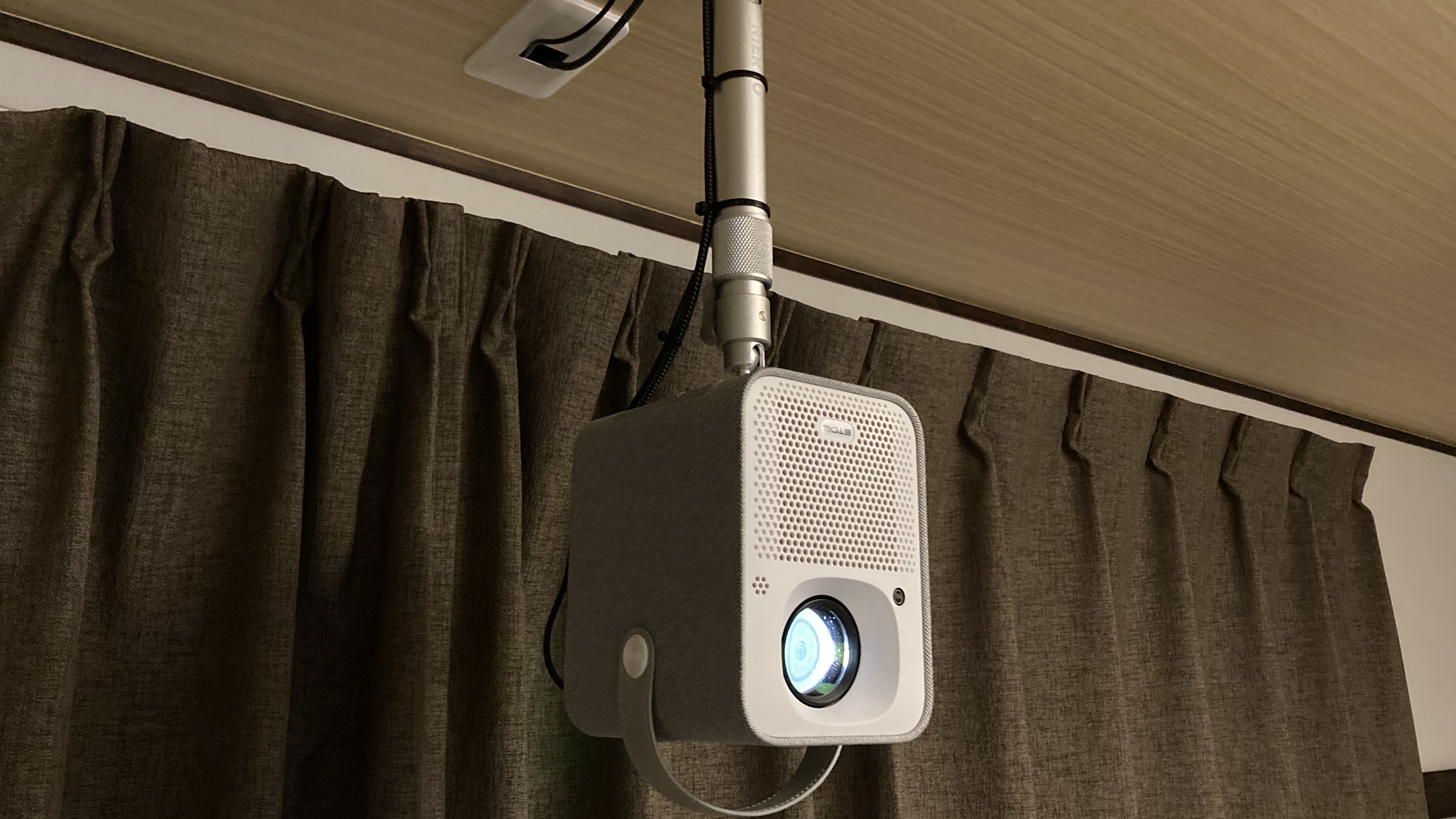 プロジェクターでYouTubeやテレビ放送がご覧いただけます。