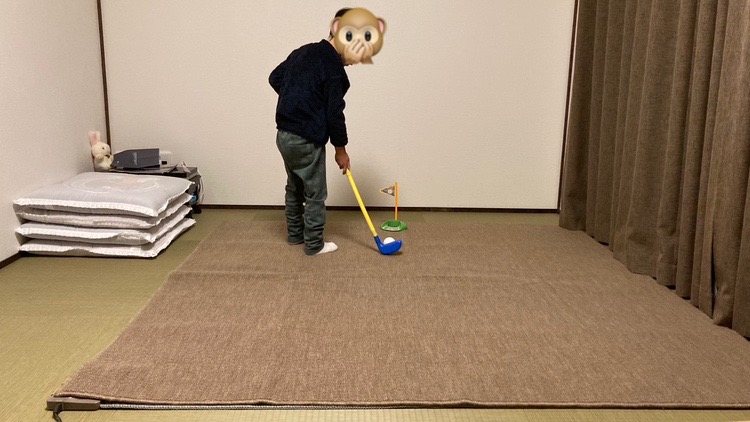 トレーラーハウスでパターゴルフをしています。