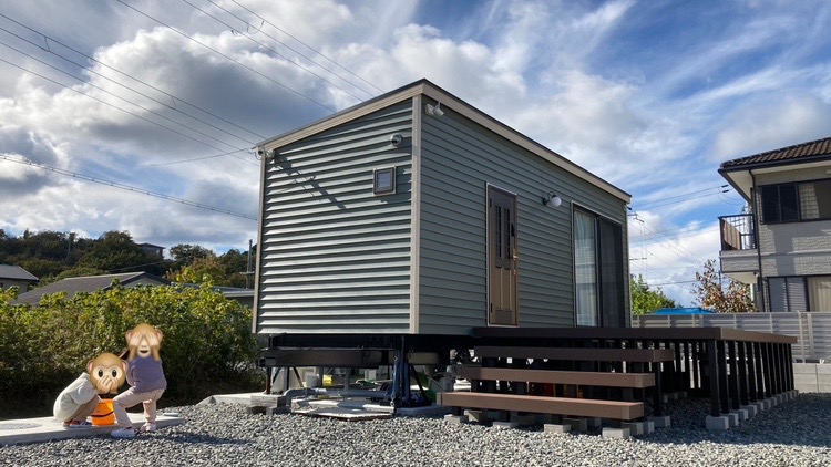 トレーラーハウスの外で遊ぶ。