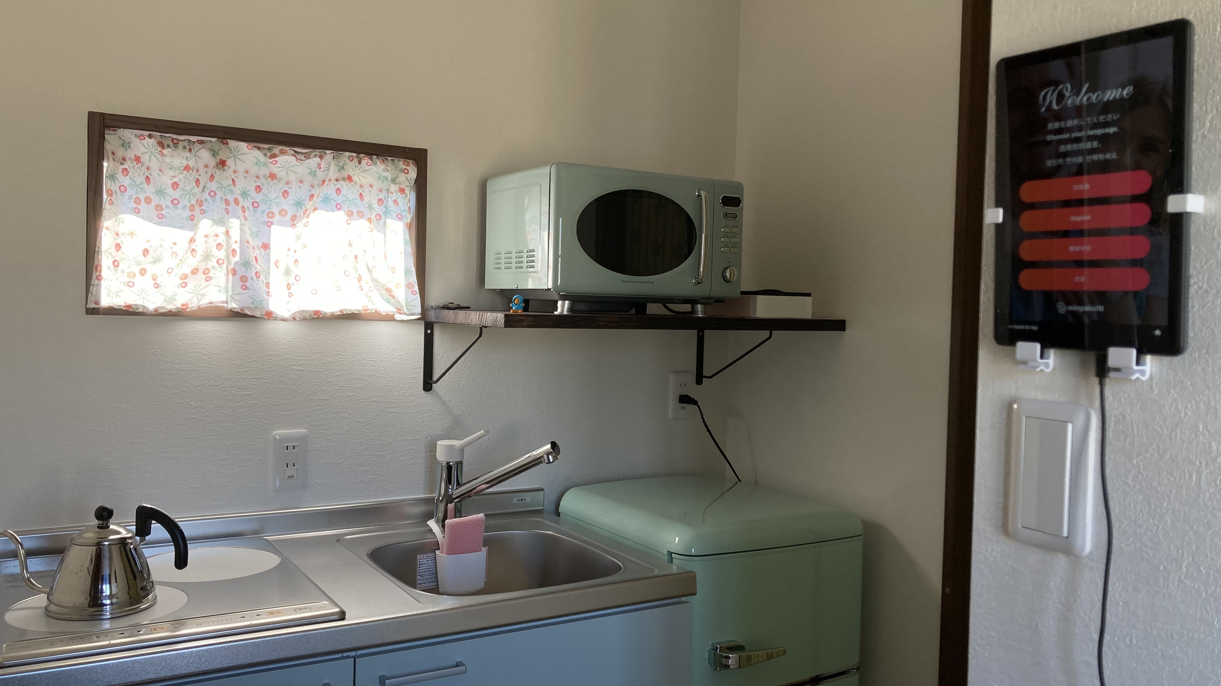 キッチンとチェックイン端末　当宿は、セルフチェックインシステムです。