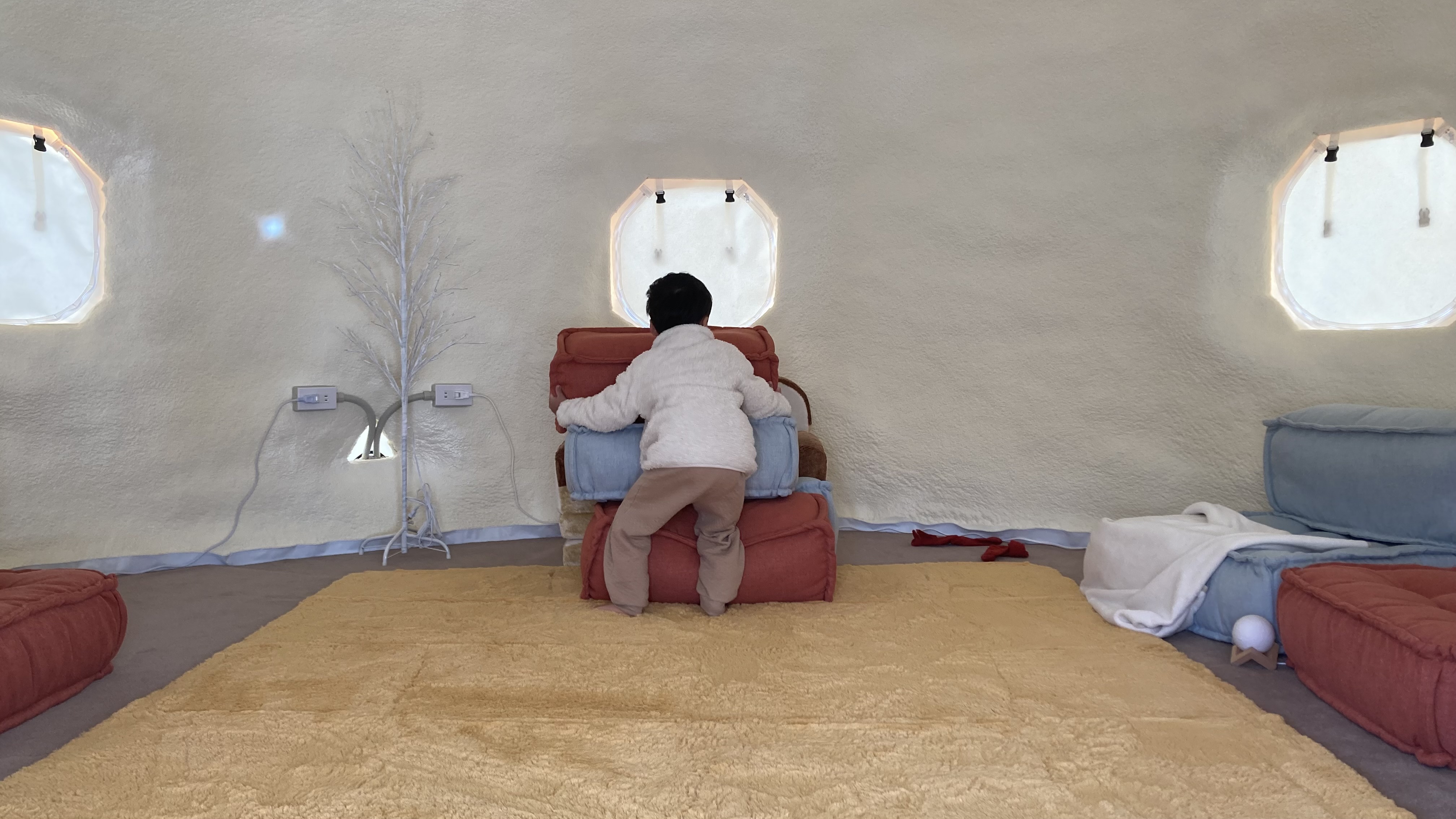 子ども3インスタントハウスで遊んでいます。