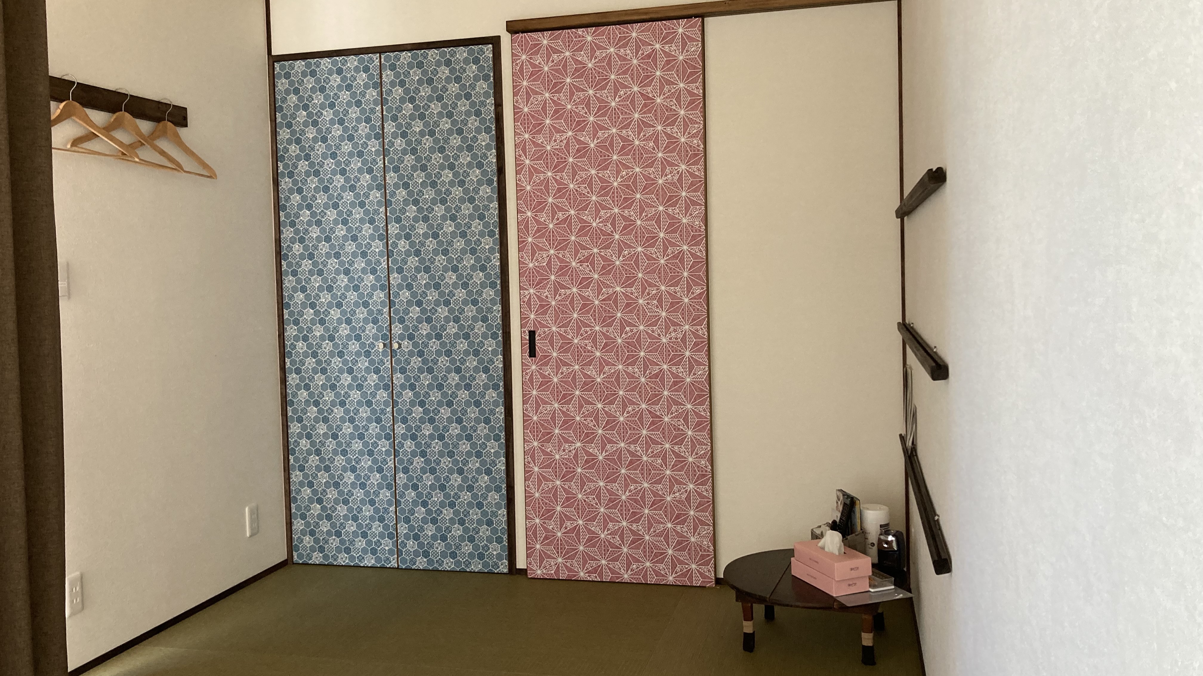 部屋西　収納に布団を入れています。