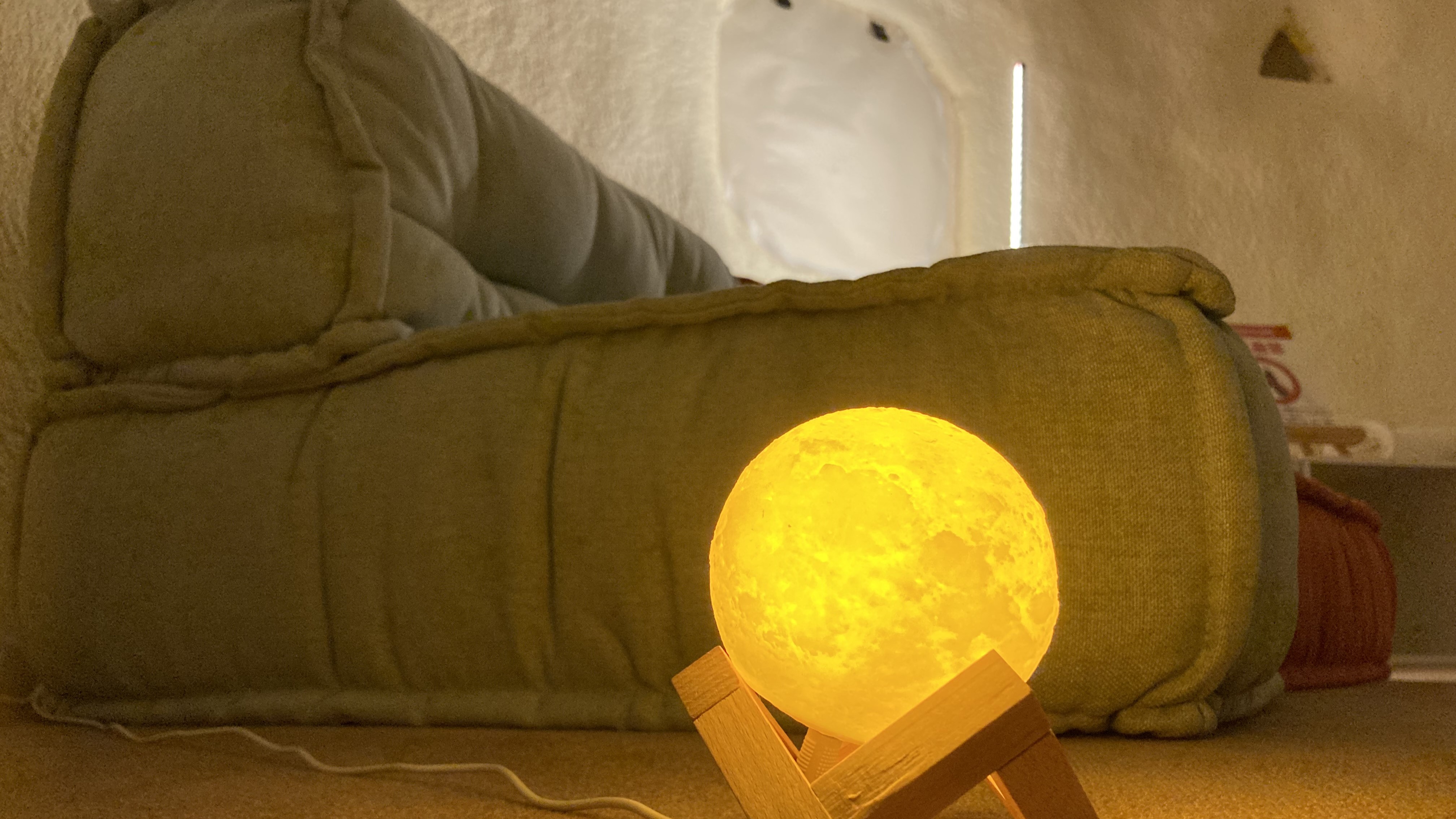 インスタントハウス内装夜月の照明