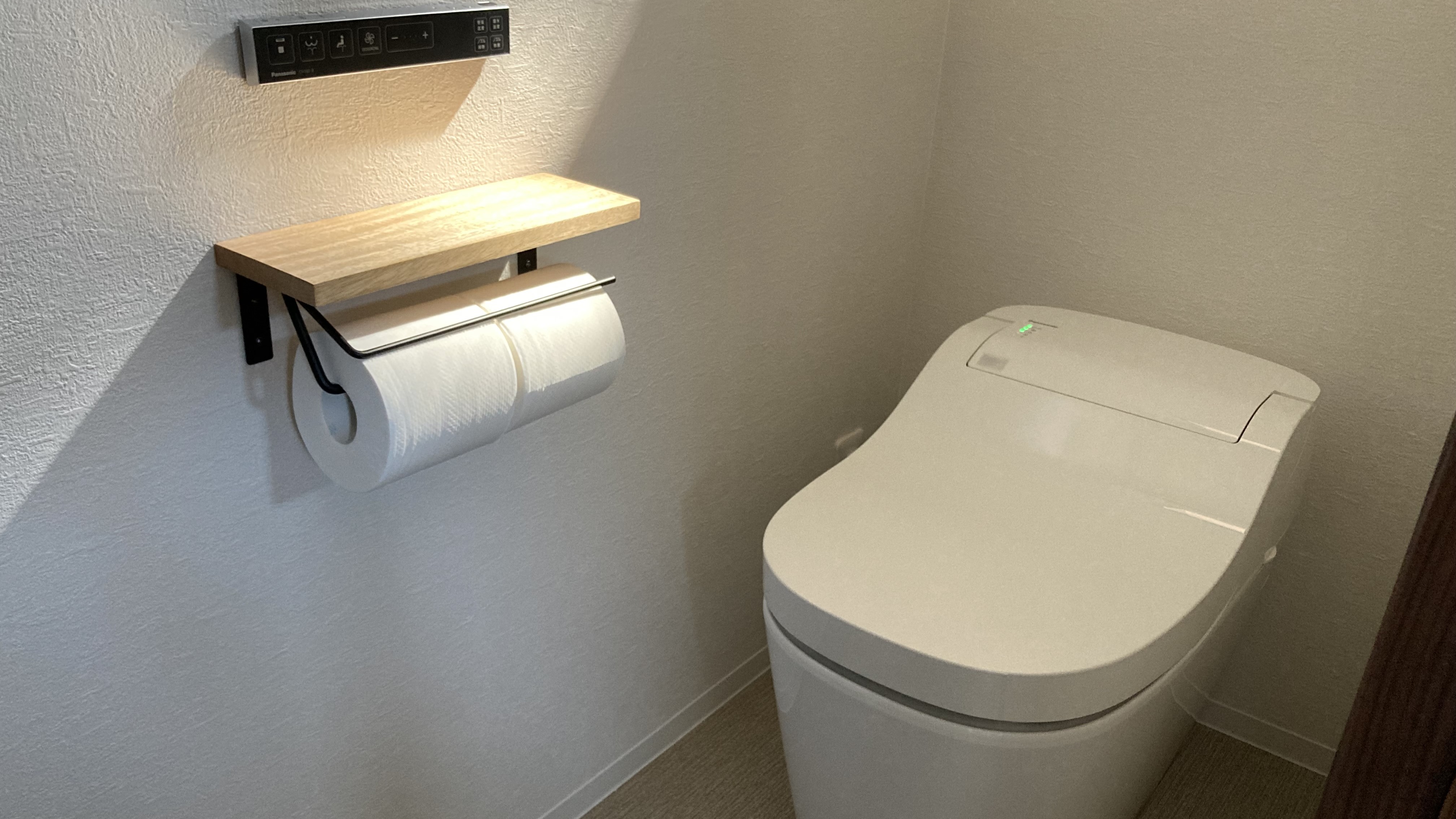 トイレ　ふたの開閉、水流し洗浄は自動となっております。