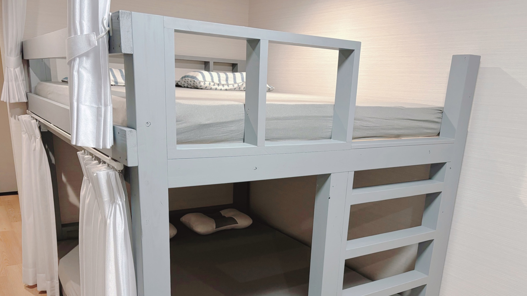 ・【ベッド】クイーンサイズの二段ベッド1台を設置。最大4名様までお泊りいただけます