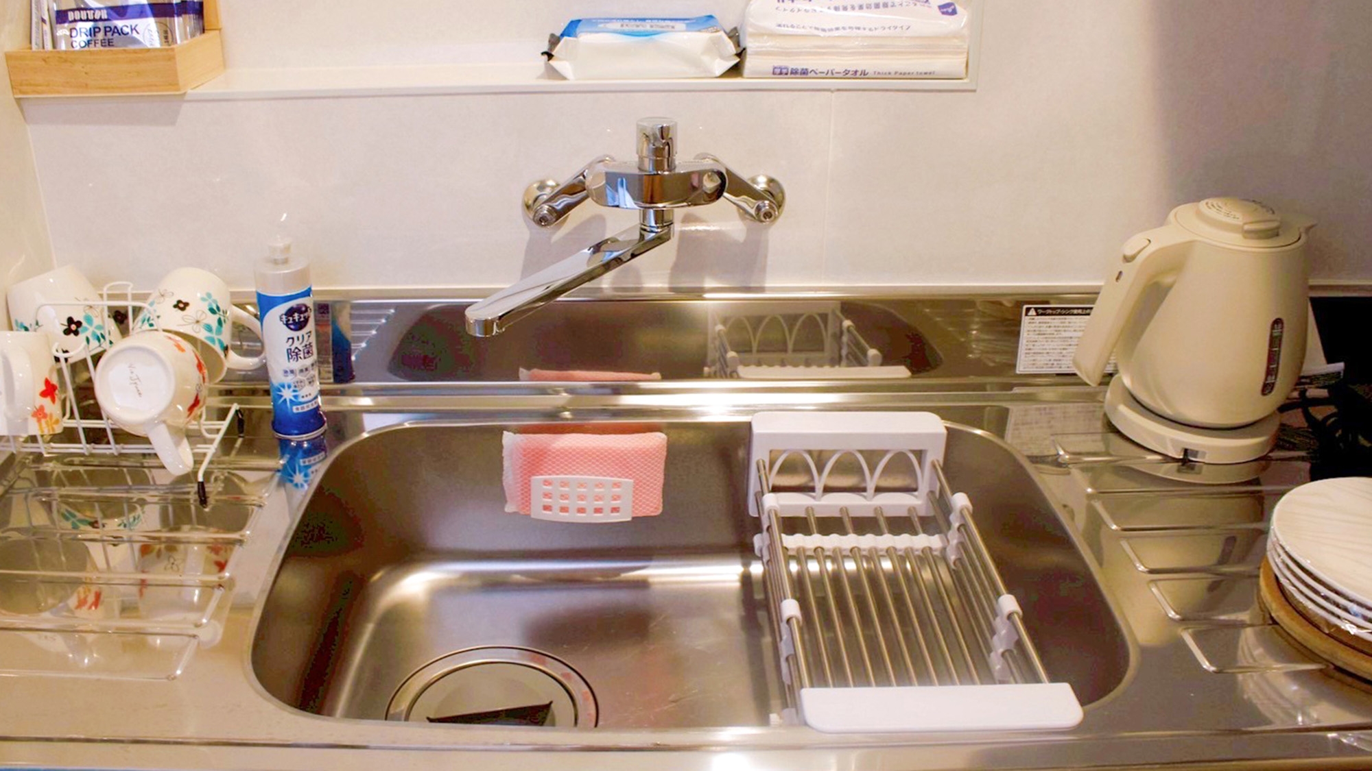 ・【キッチン】調理器具や食器が洗いやすいシンクで、後片付けも楽々です