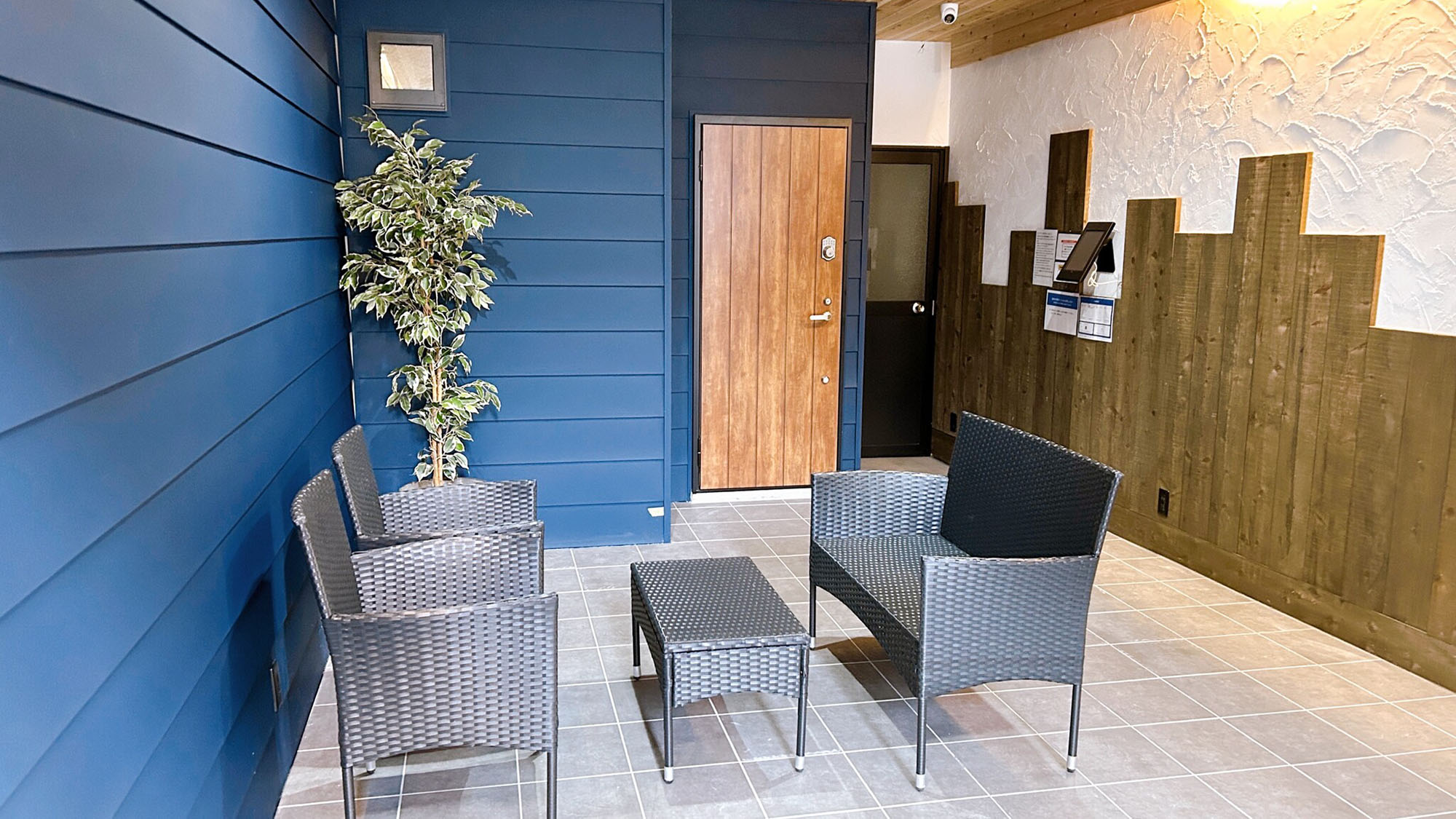 ・【テラス】玄関前のテラス席。おしゃれな椅子でほっと一息つけます