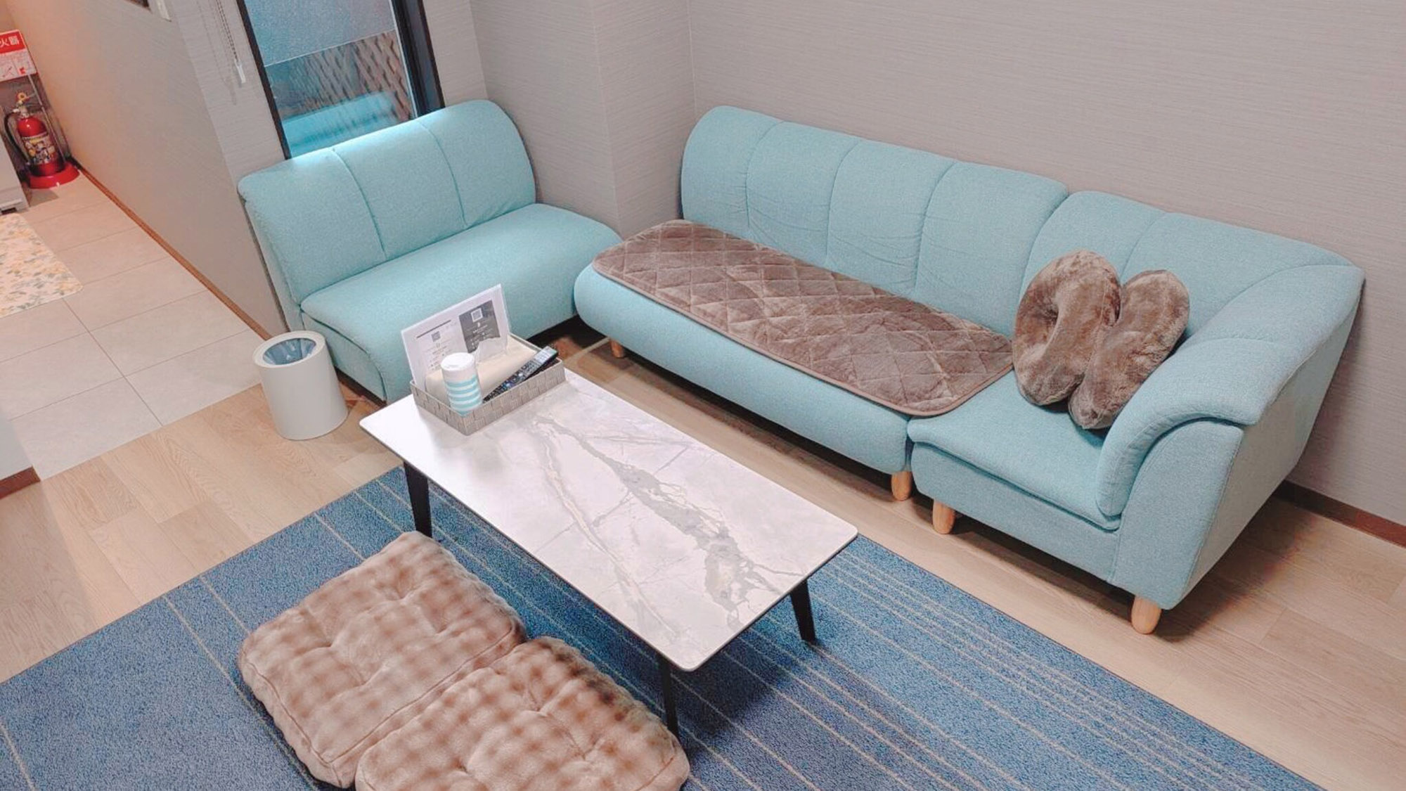 ・【部屋】座面の低いローソファーなのでお部屋も広く感じられます