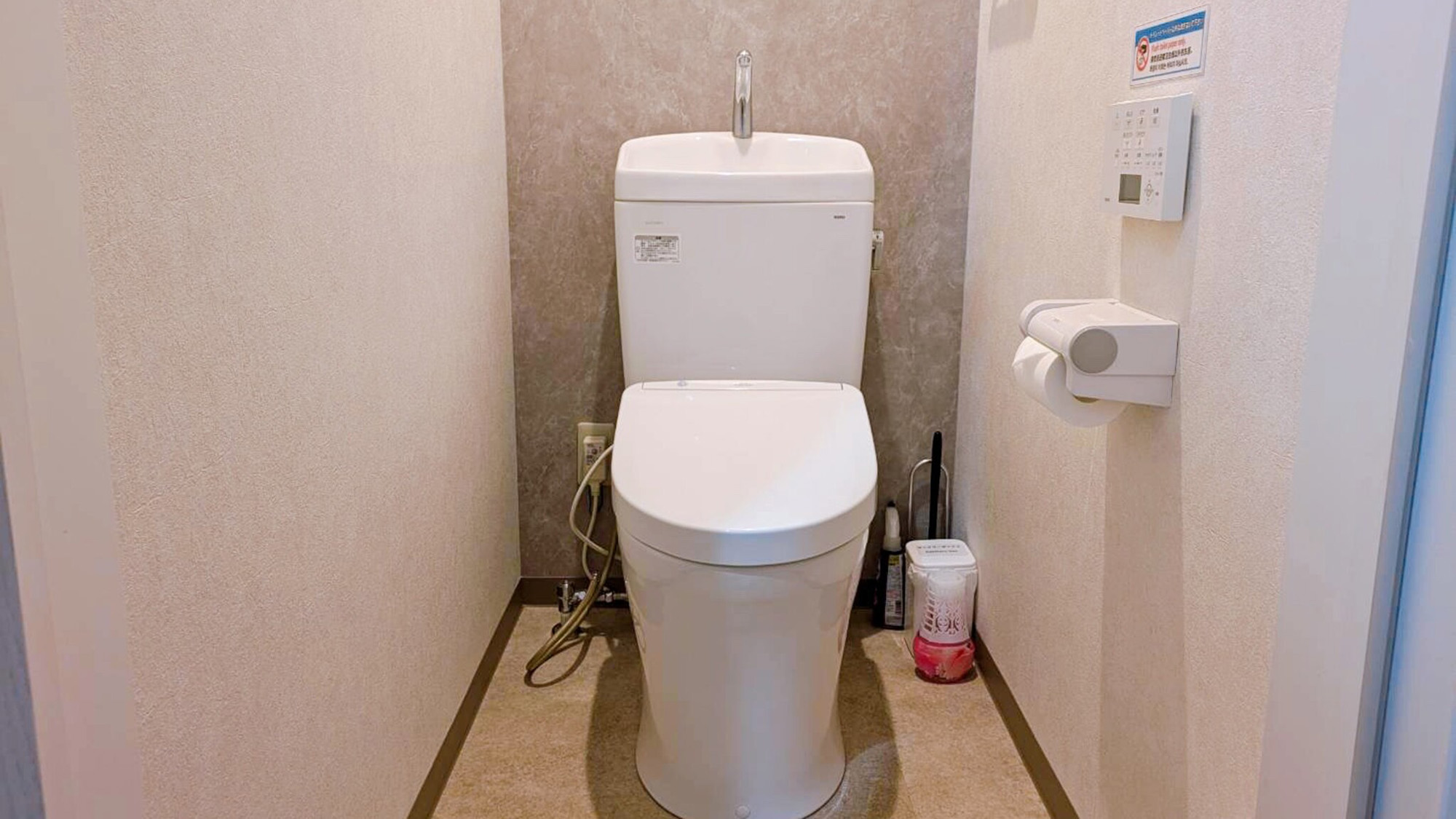 ・【トイレ】嬉しい温水洗浄機能付き。快適にご利用いただけます