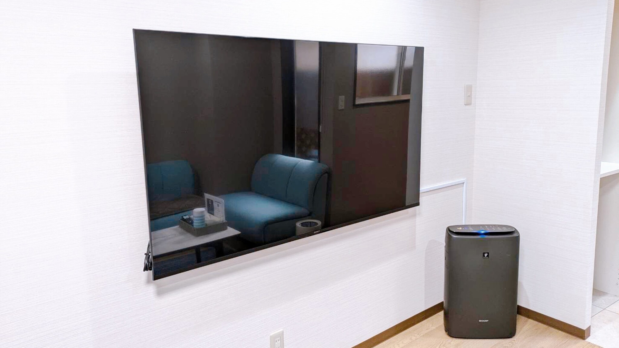 ・【テレビ】壁掛け式の大画面薄型テレビを設置。旅先でもお好きな番組をお楽しみいただけます