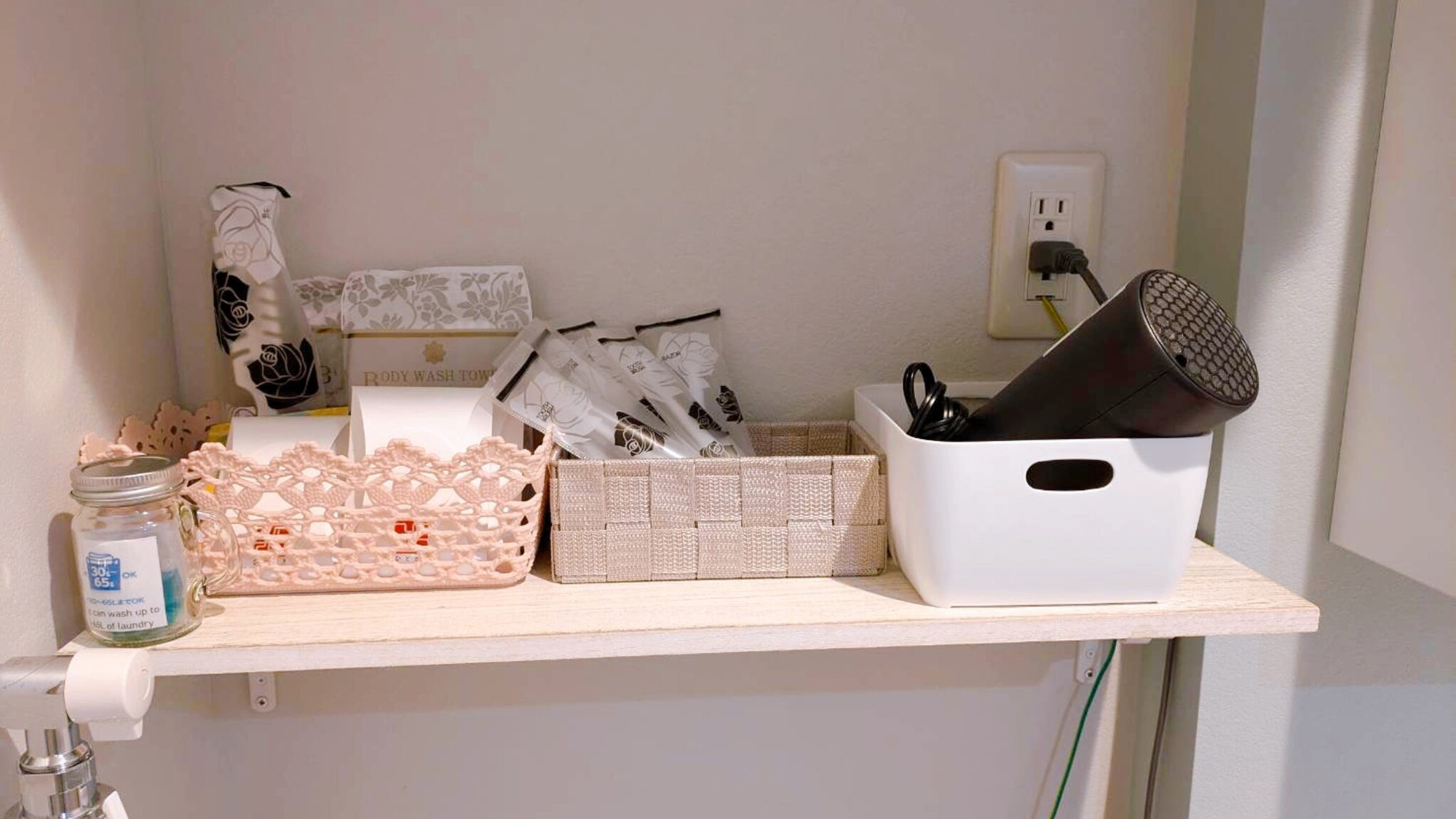 ・【アメニティ】ドライヤーや歯磨きセット等を完備。洗濯機上の棚にございます