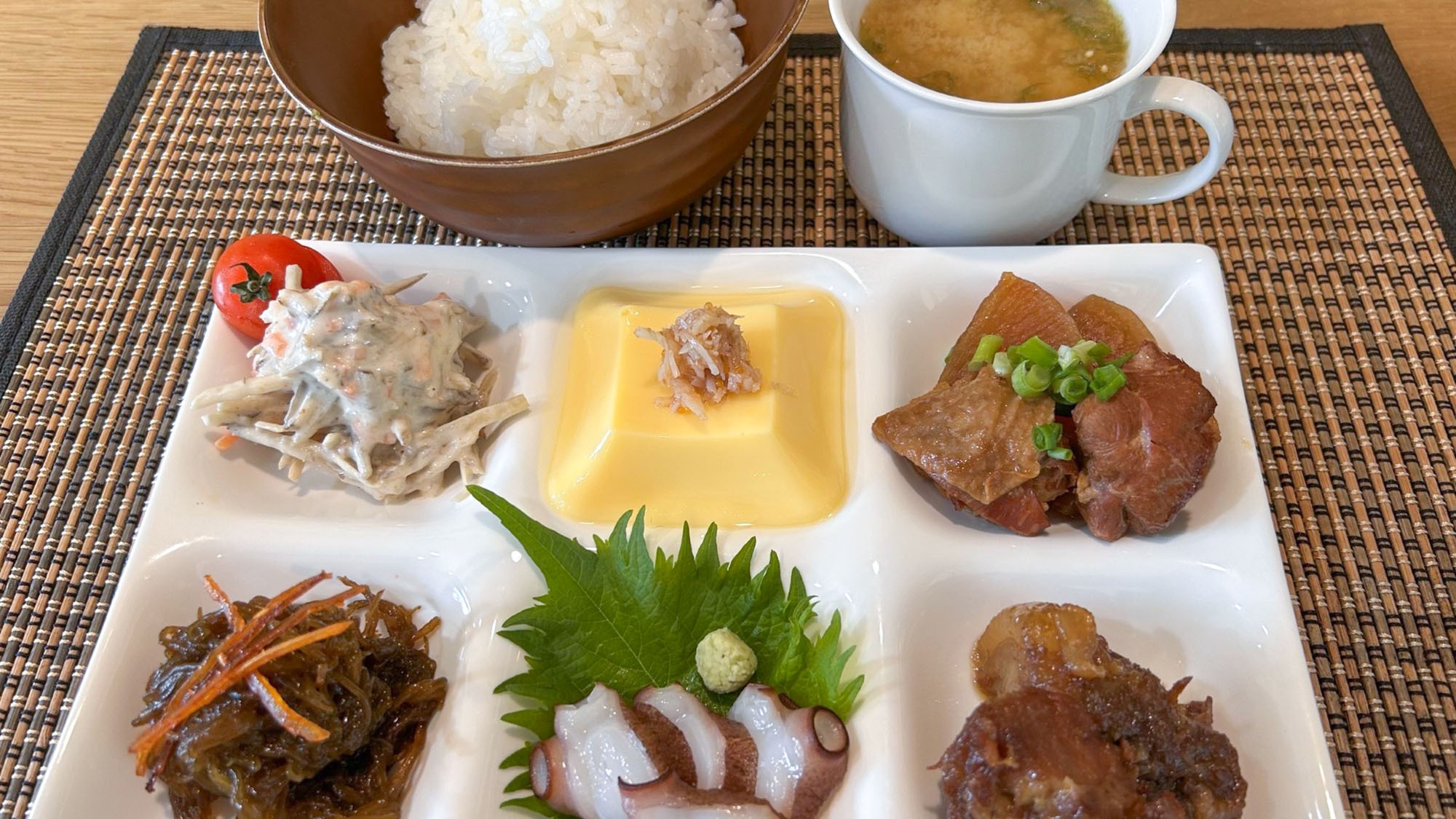 〔お日にち限定〕無料朝食付き　淡路島のヴィラでのんびりステイ〜六品おかず日替わり膳〜