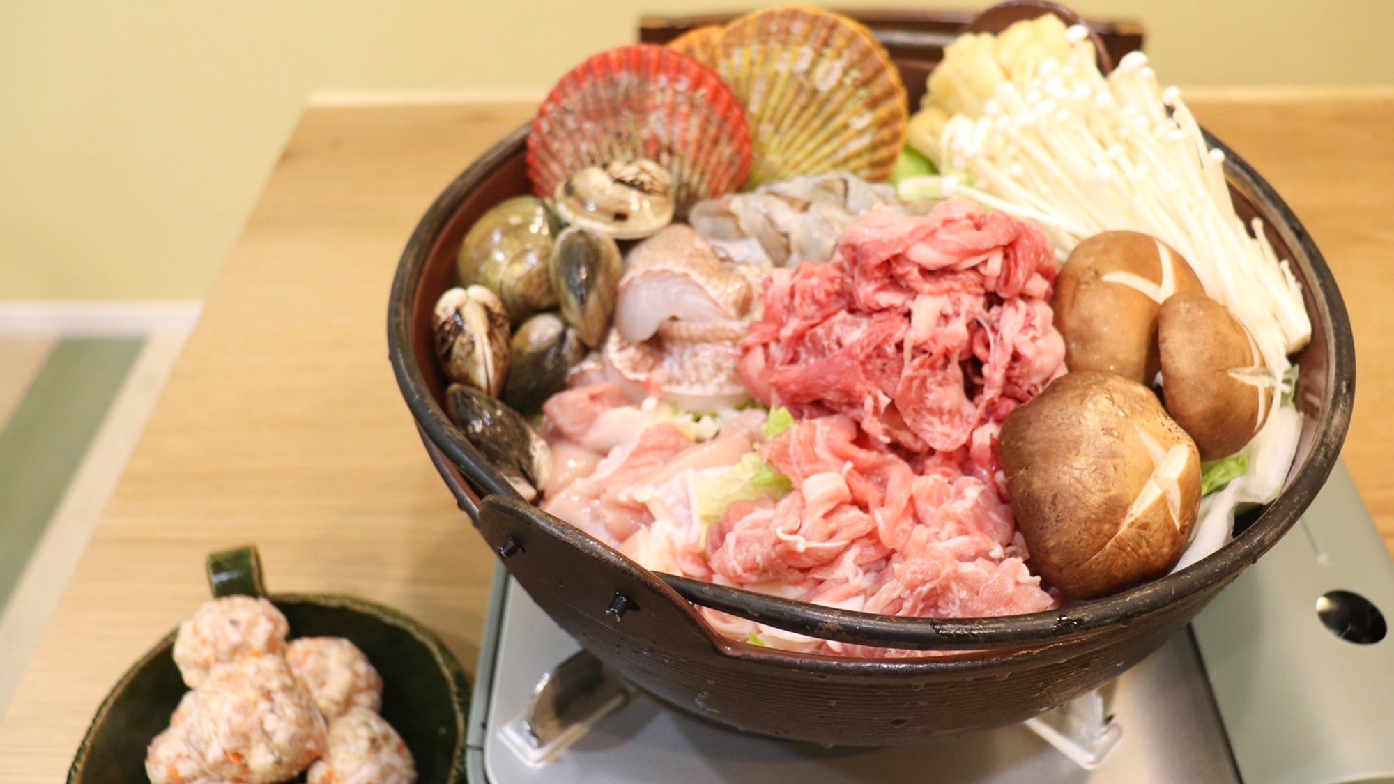 〔朝夕二食付／朝ホタテどんぶり茶漬け〕選べる夕食はすき焼きorちゃんこ鍋　鍋を囲んで楽しくワイワイ！