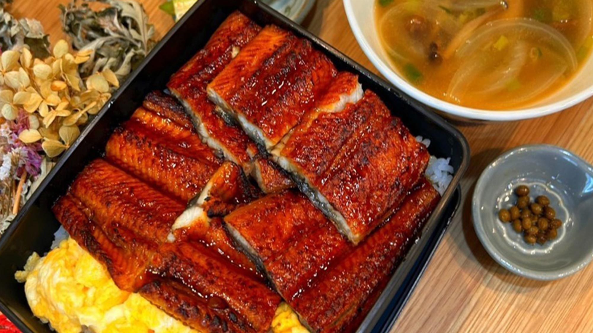 〔朝夕二食付／朝うなぎ〕選べる夕食はすき焼きorちゃんこ鍋　朝食はうなぎで朝からしっかり元気に！