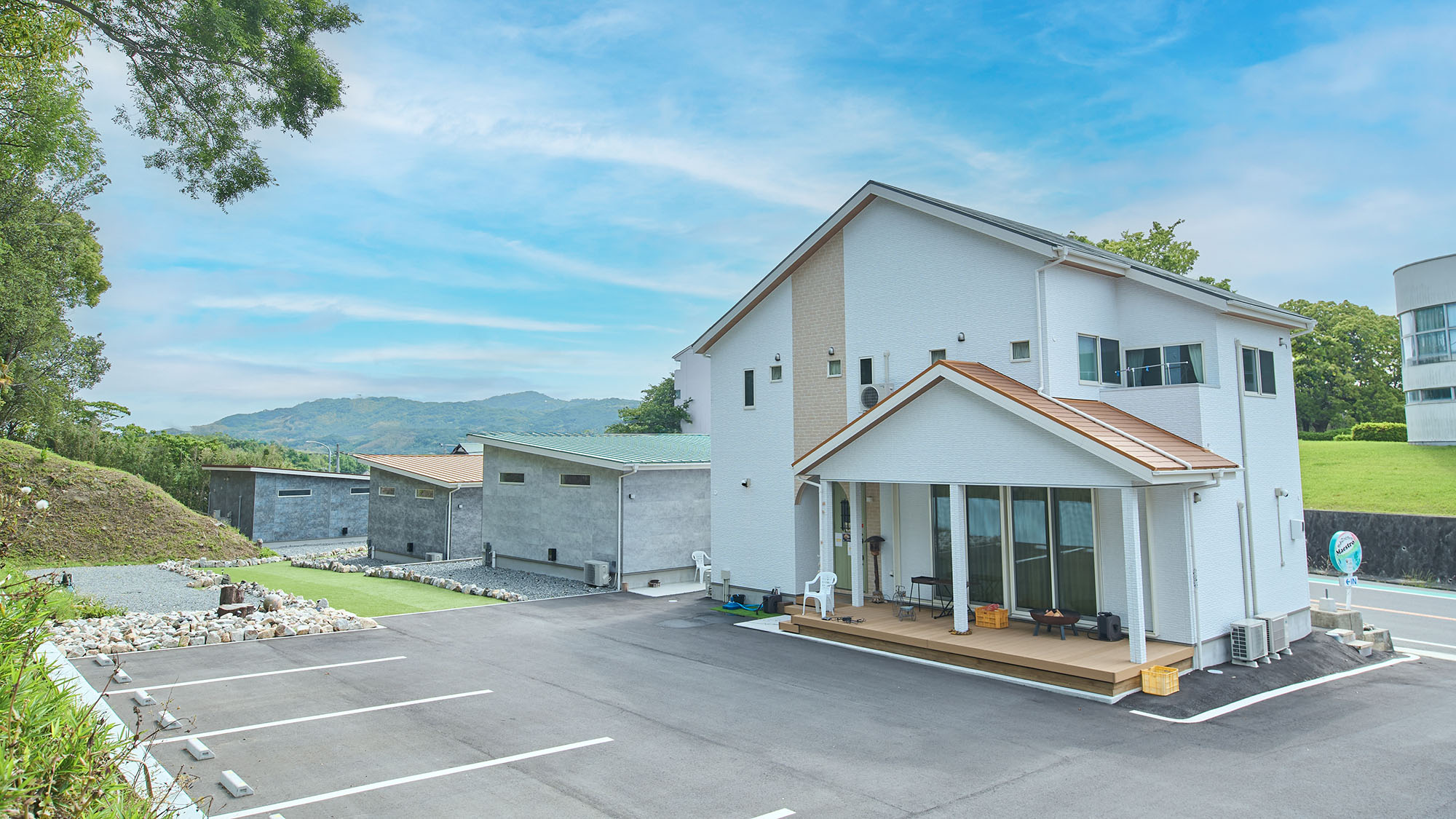 ・【外観】神戸から約1時間でアクセスが可能です。半露天風呂もあるヴィラで淡路島ステイをご満喫ください