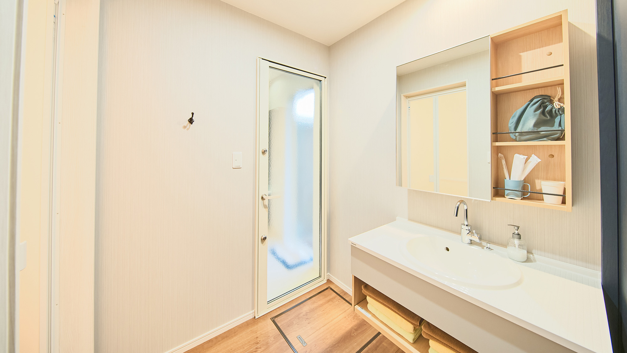 ・【洗面所／ラベンダー】洗面所はゆったりとした広さがあり、煩わしいお風呂上りの支度も快適です◎