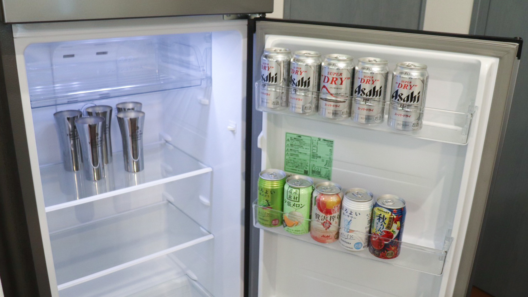 ・【キッチン／ミント】キッチンに備えられた冷蔵庫は大容量で、たくさんの飲料を冷やしていただけます