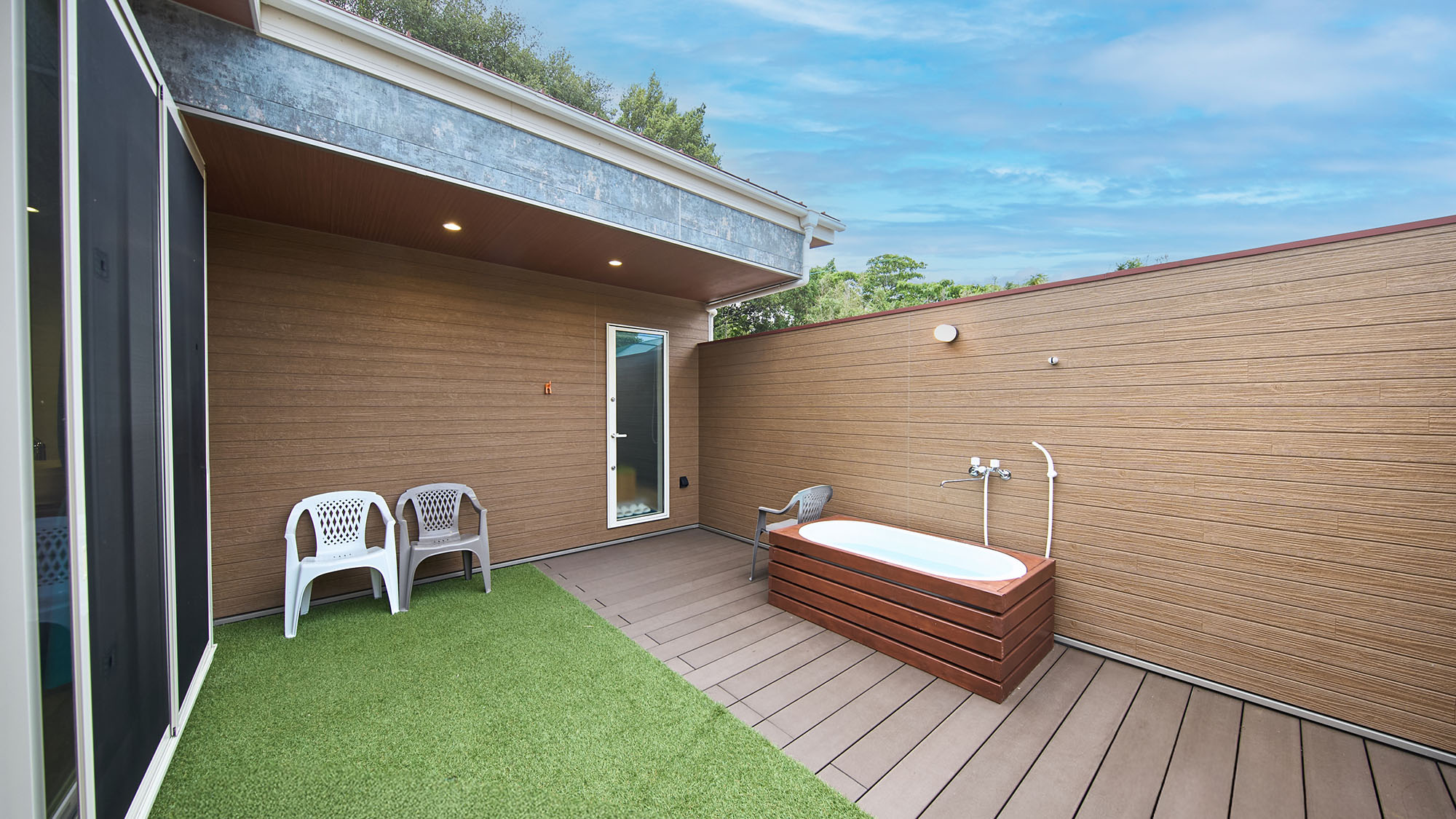 ・【半露天風呂／ラベンダー】青い空や自然の空気を全身で感じる贅沢な入浴時間をお過ごしください