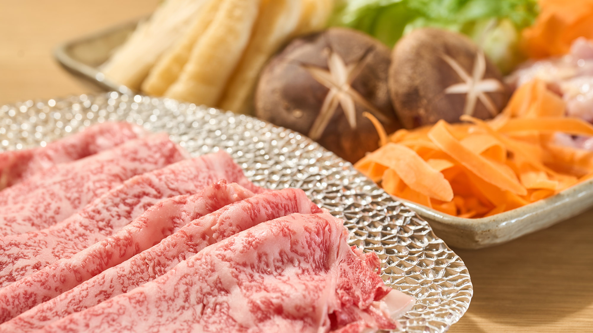 ・【夕食／すき焼き】こだわりの甘めのお出汁で、肉と野菜の旨みをお腹いっぱいご堪能ください