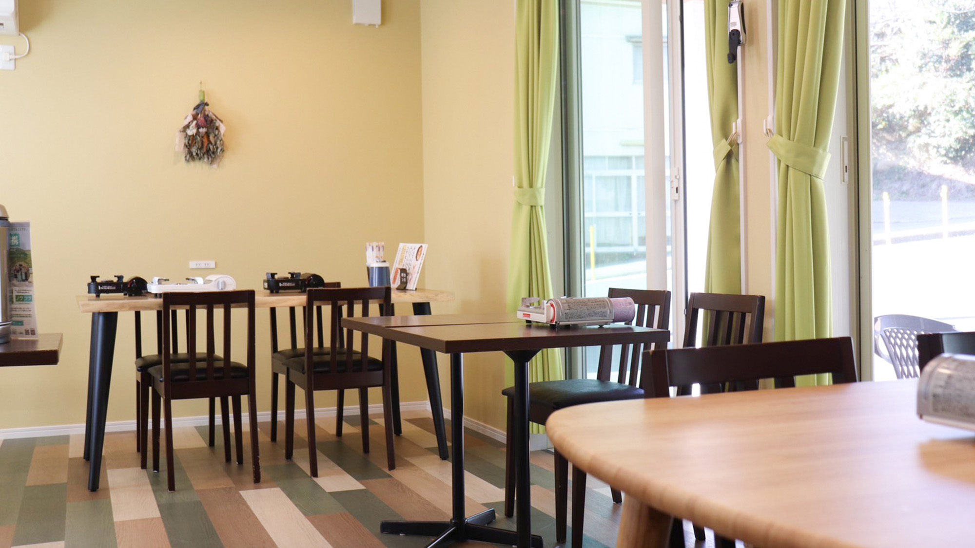 ・【レストラン】レストラン内は明るく温かな雰囲気が漂います。大切な人と心地よい時間をお過ごしください