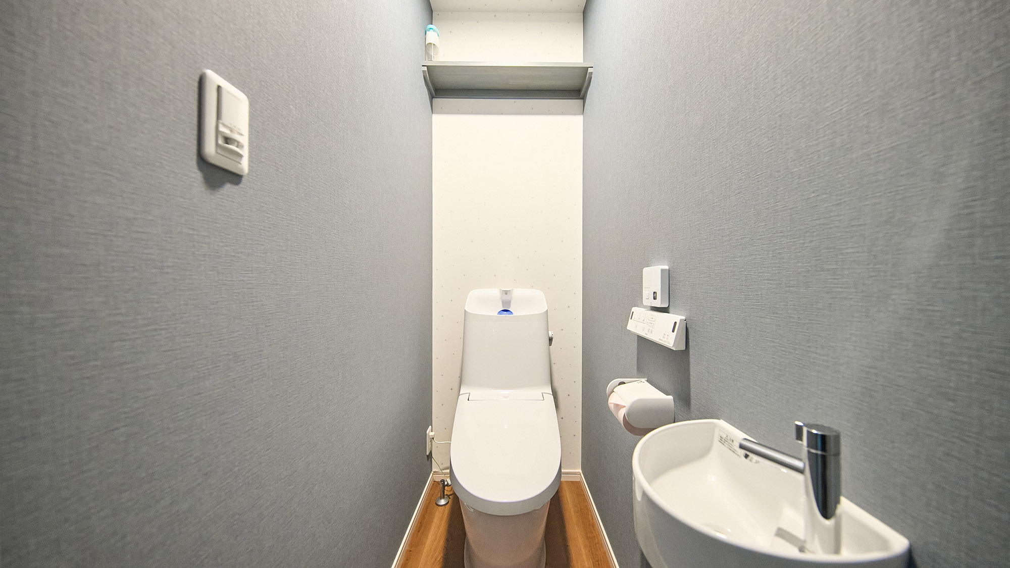 ・【トイレ／ミント】手洗い場を備えたトイレです。温水洗浄機能も完備で快適にご利用いただけます