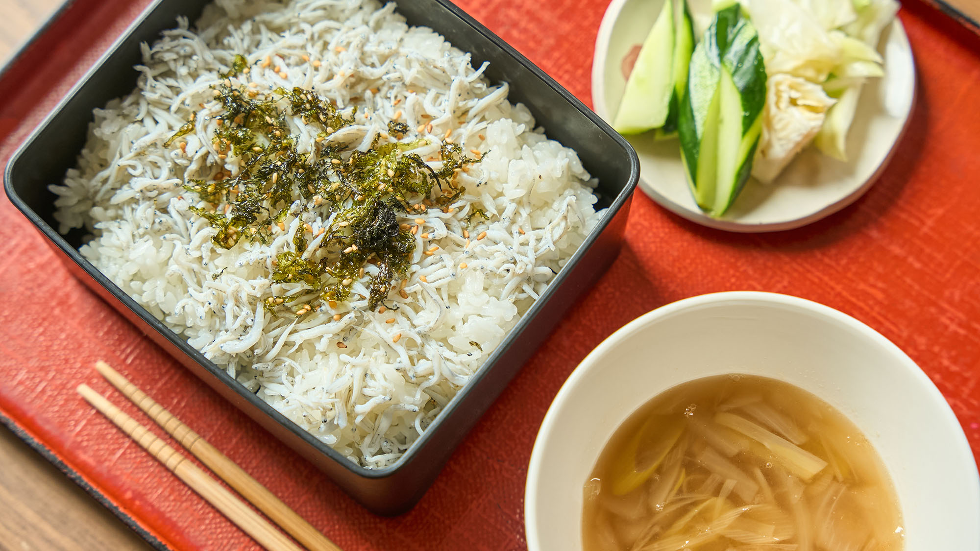 ・【朝食／しらす丼】釜揚げのしらすを丼にてご提供しております。特製スープと共にお召し上がりください