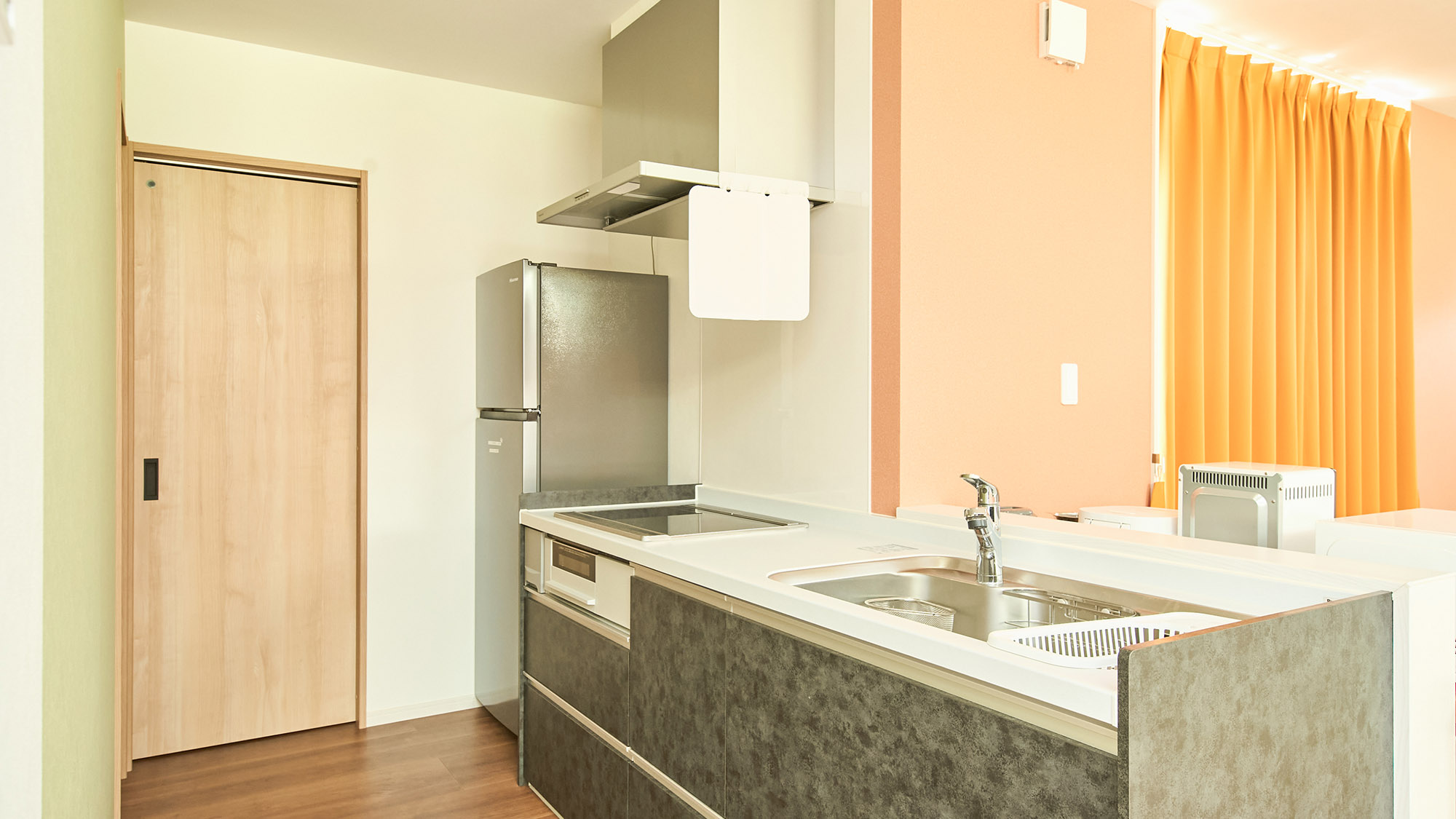 ・【キッチン／ローズマリー】広々としたプライベートキッチンを完備。普段と遜色なくお料理が可能です