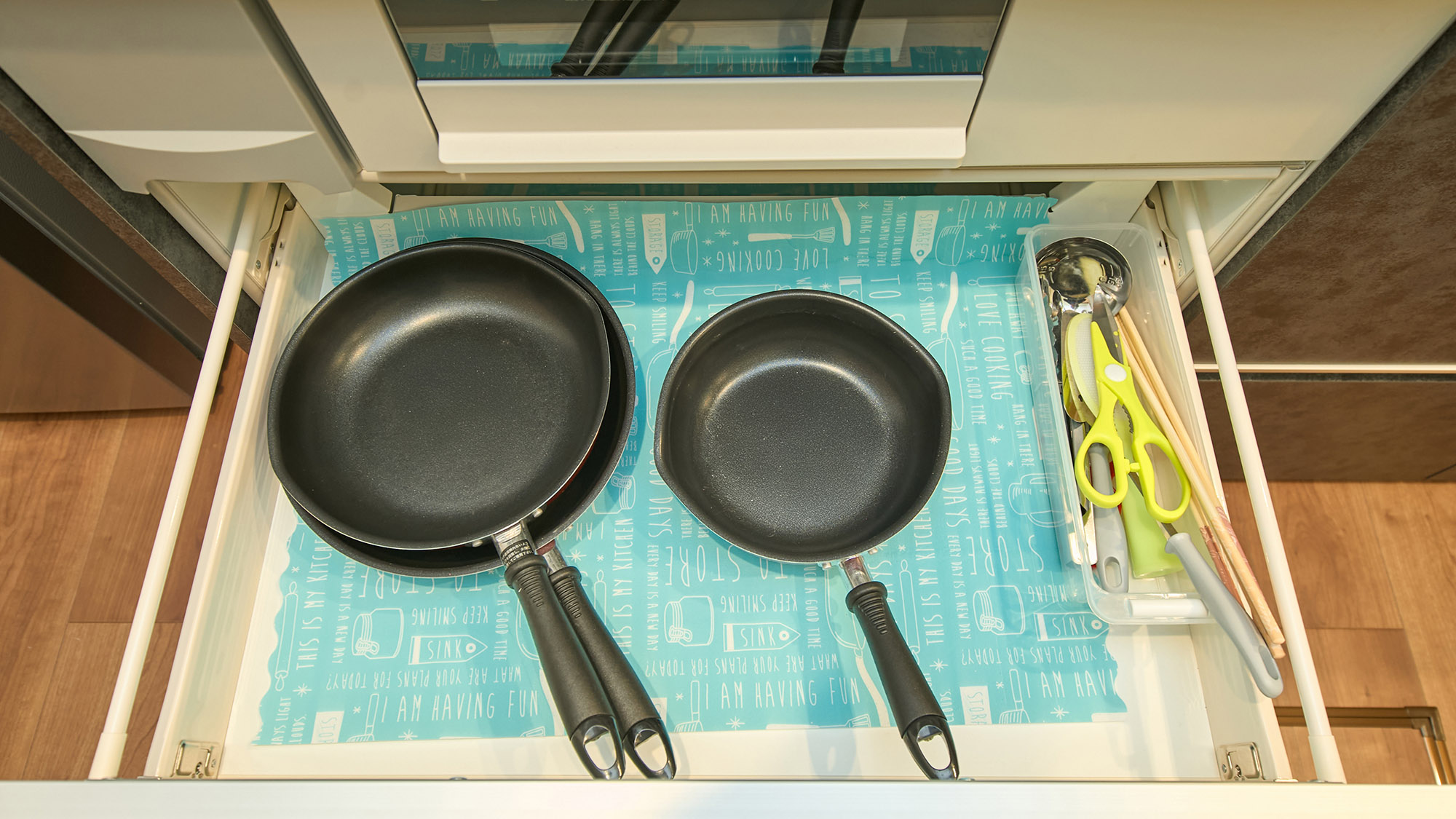 ・【キッチン／ローズマリー】フライパンは複数個ご用意。2～3品のお料理を同時に行うことができ便利です