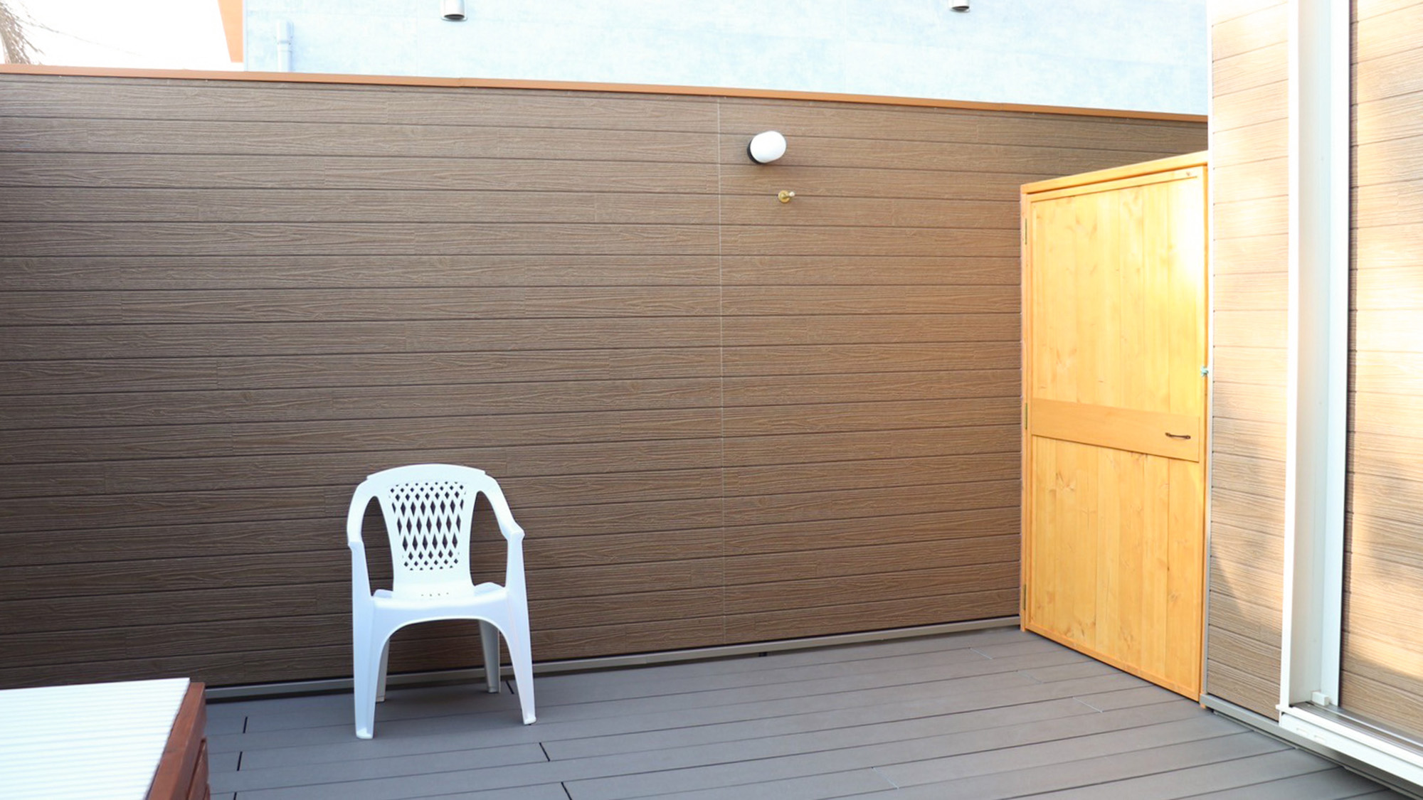 ・【半露天風呂／ミント】半露天風呂の横にはチェアが。長風呂で火照った時には体を休めていただけます