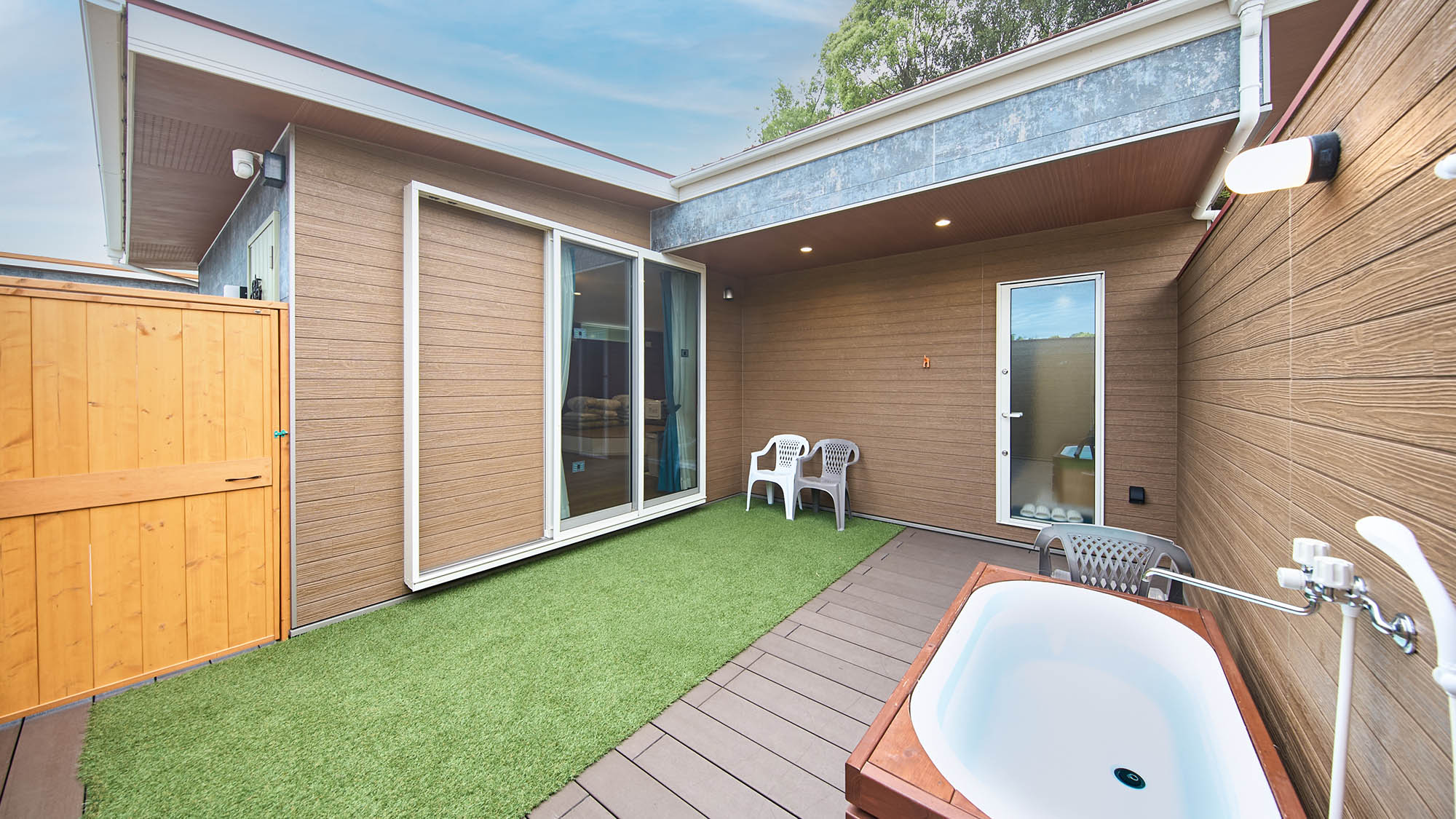 ・【半露天風呂／ラベンダー】外からの自然を気にせず、自然を感じながらご入浴をお楽しみいただけます