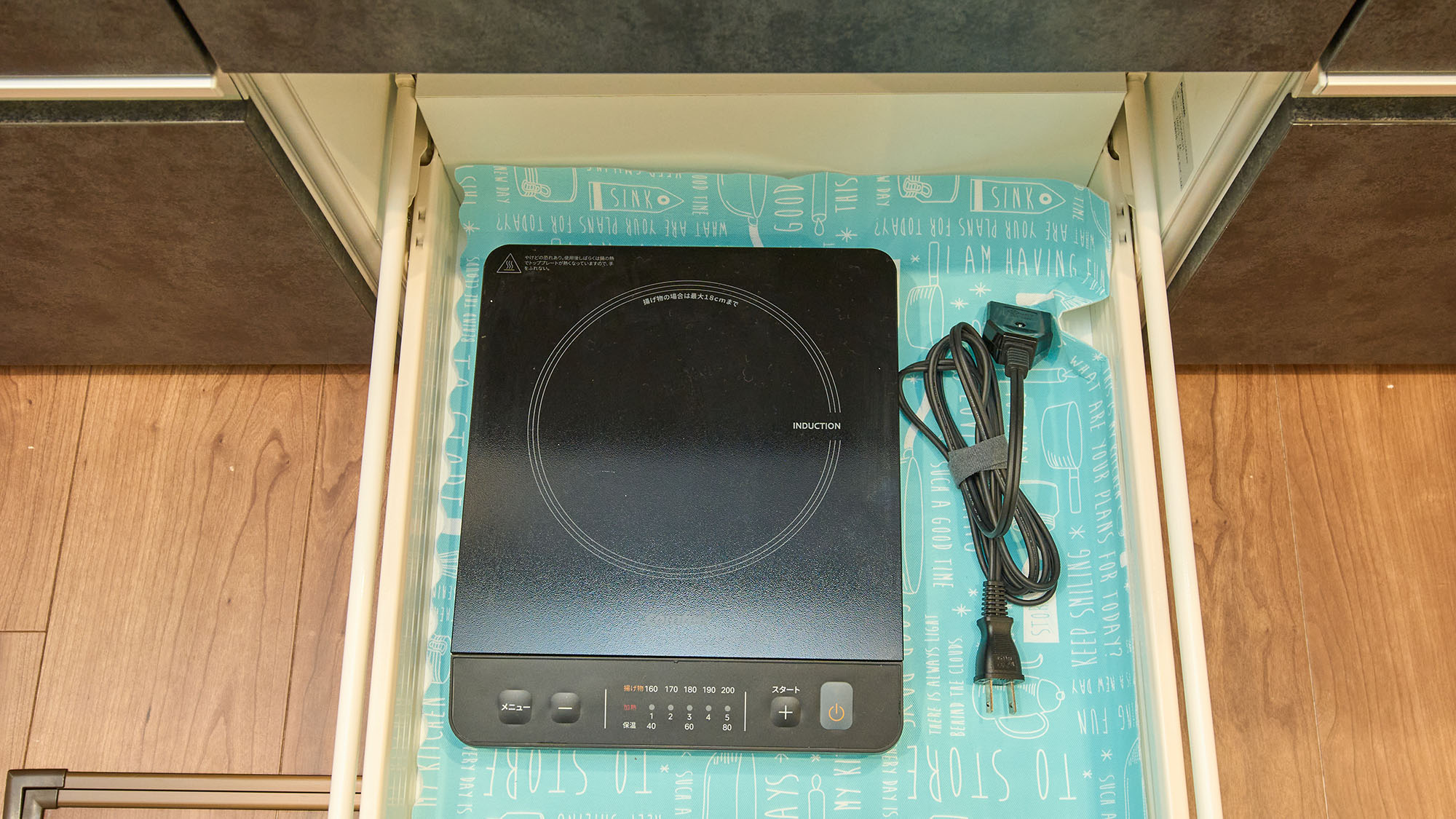 ・【キッチン／ローズマリー】ポータブルのIHコンロもございますので、テーブル上での軽い調理も可能です