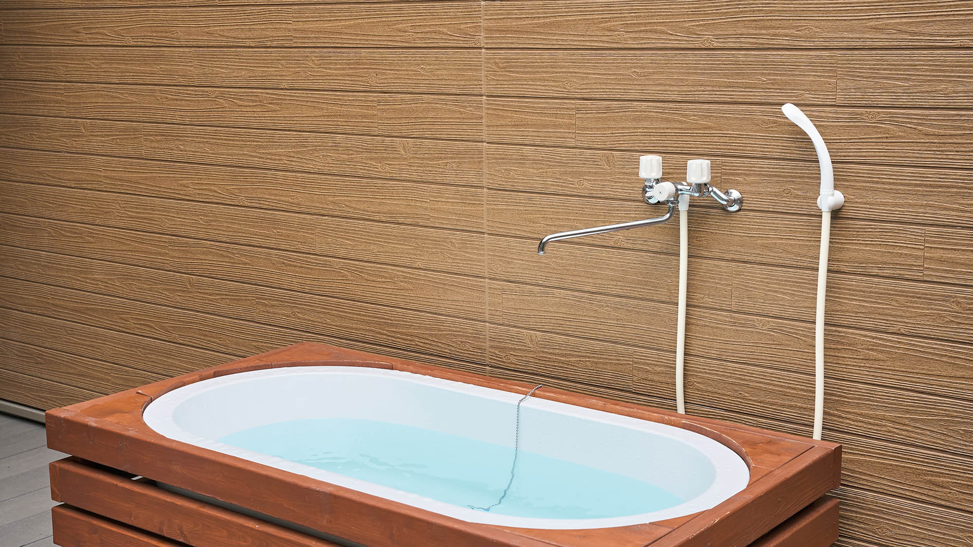 ・【半露天風呂／ローズマリー・ミント】ウッドデッキに半露天風呂を設置。自然を感じながらご入浴ください