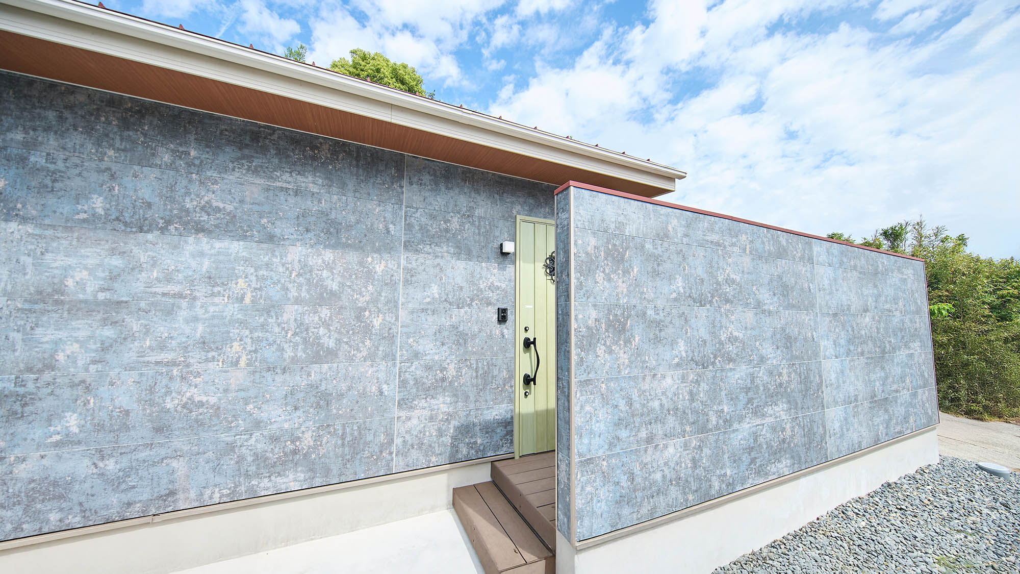 ・【外観／ラベンダー】ワンちゃんと同宿をご希望のお客様はこちらのお部屋。ゲージのご用意もございます