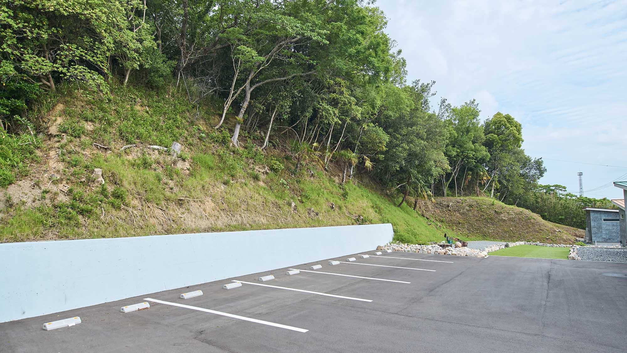 ・【駐車場】無料の駐車場がございます。6台分のスペースがございますが、先着順でのご利用となります