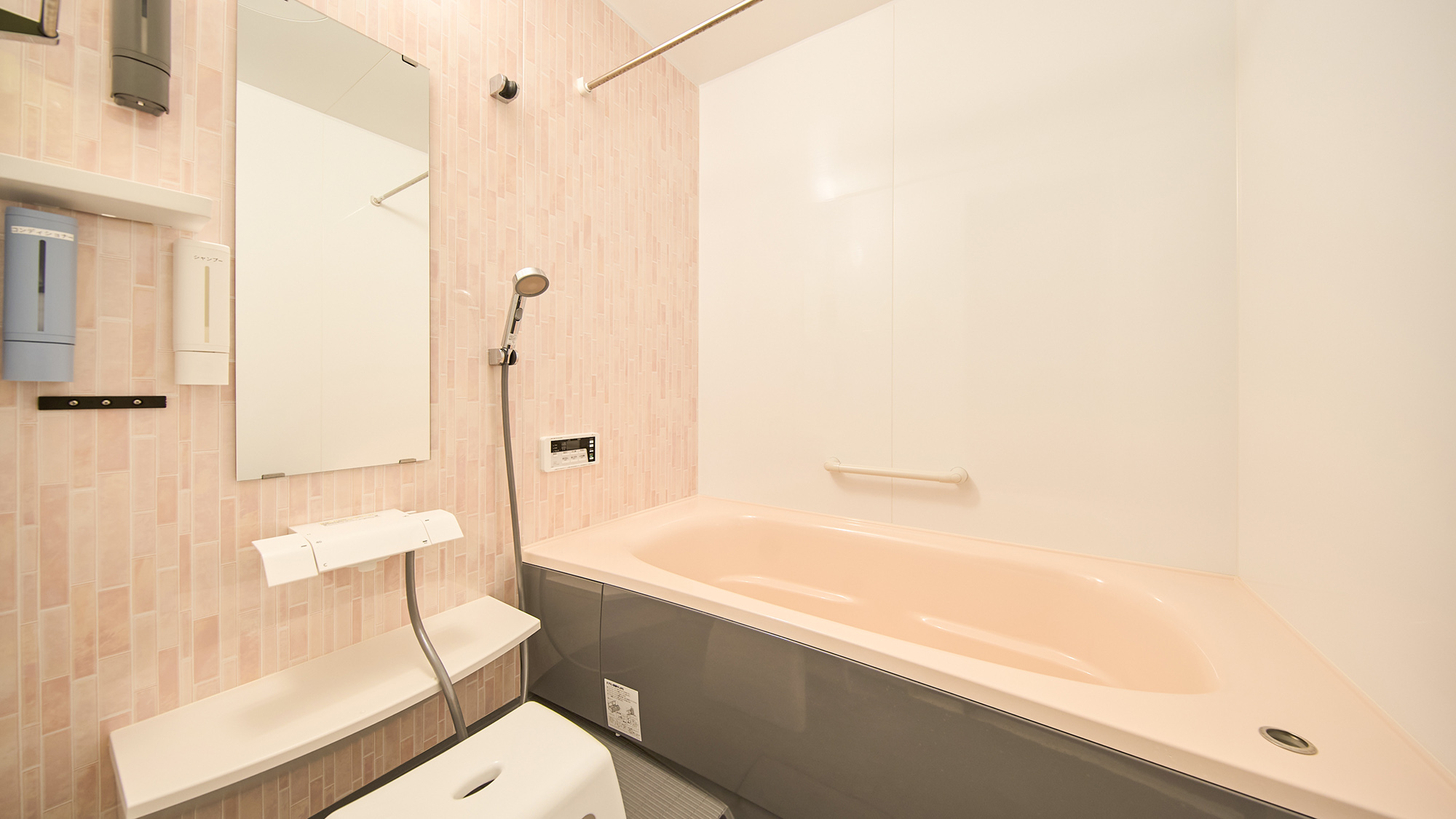 ・【浴室／ラベンダー】バスタブ付きでゆったりお温まりいただけます。旅の疲れをしっかりお癒しください