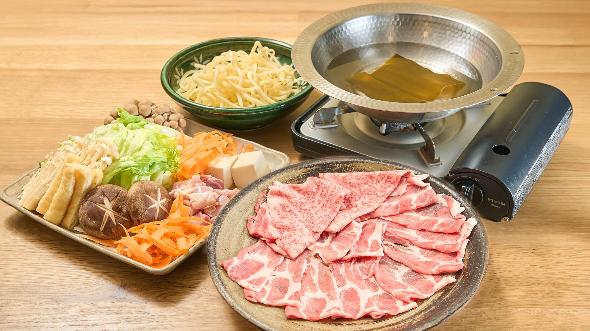 ・【夕食／豚しゃぶ鍋】お肉とお野菜をお腹いっぱいご堪能ください。心も体もほっこり温まります