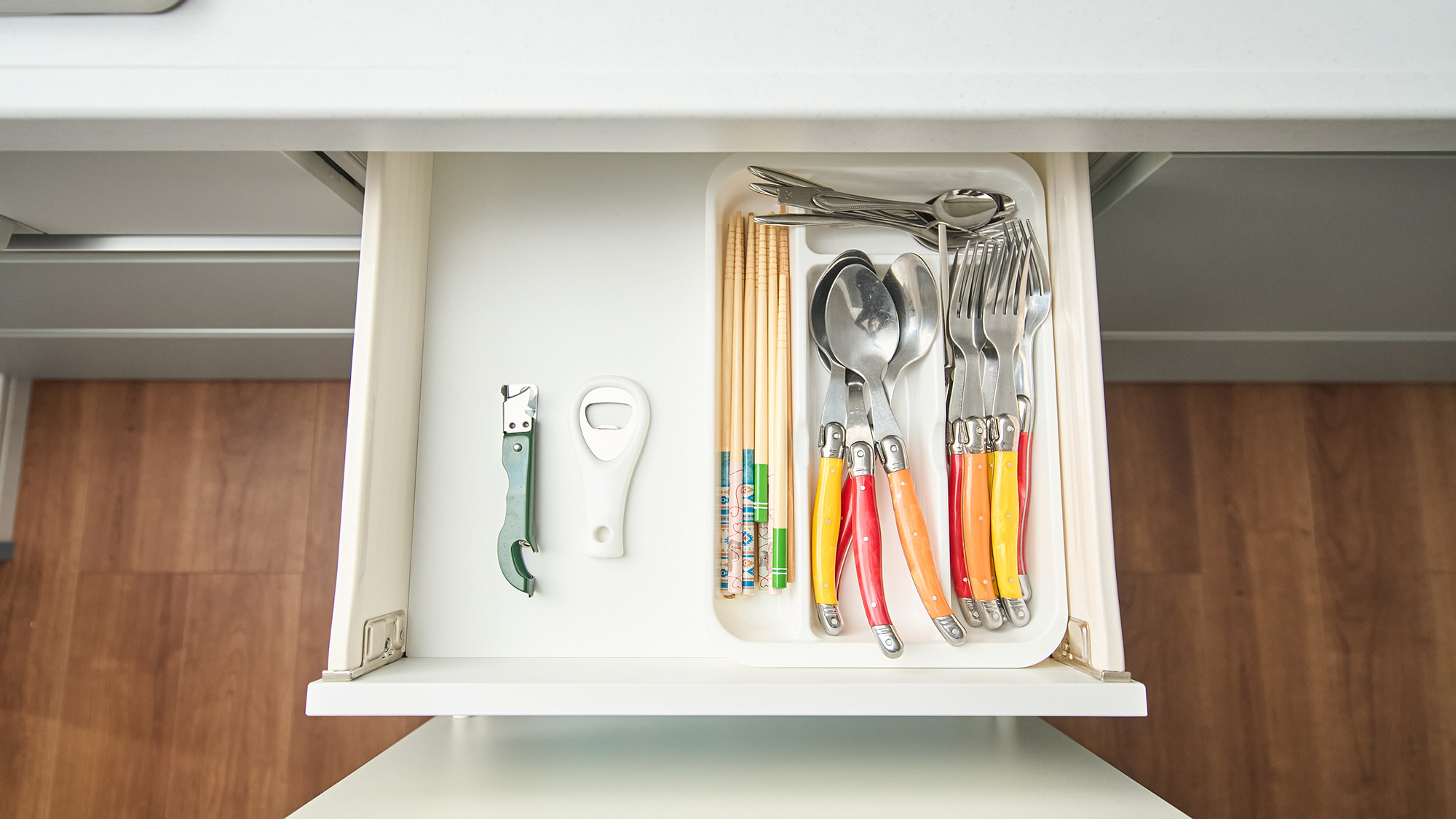 ・【キッチン／ミント】カトラリーも豊富にご用意があり、テイクアウト品や軽食などもお楽しみいただけます