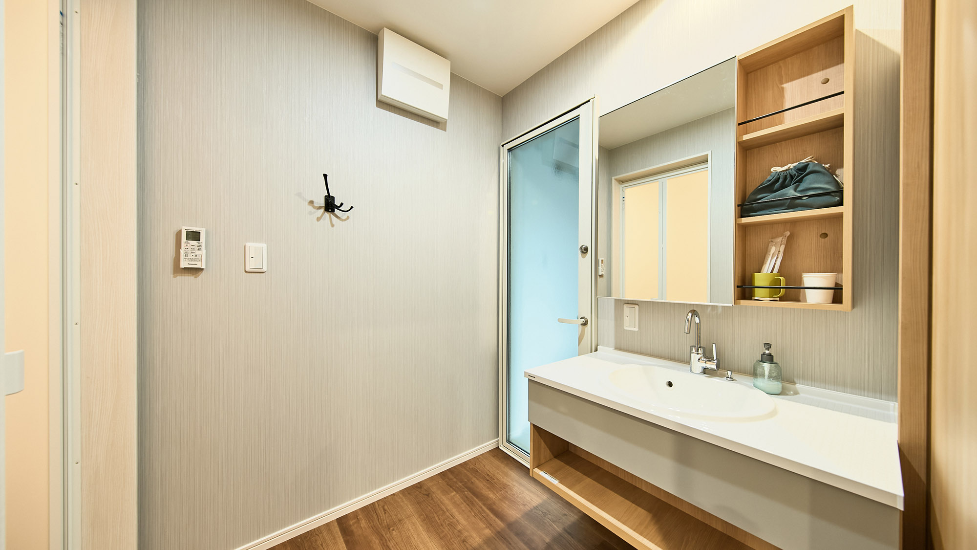 ・【洗面所／ローズマリー】朝の支度やお風呂上りも快適に行える、ゆったりとした作りの洗面所です