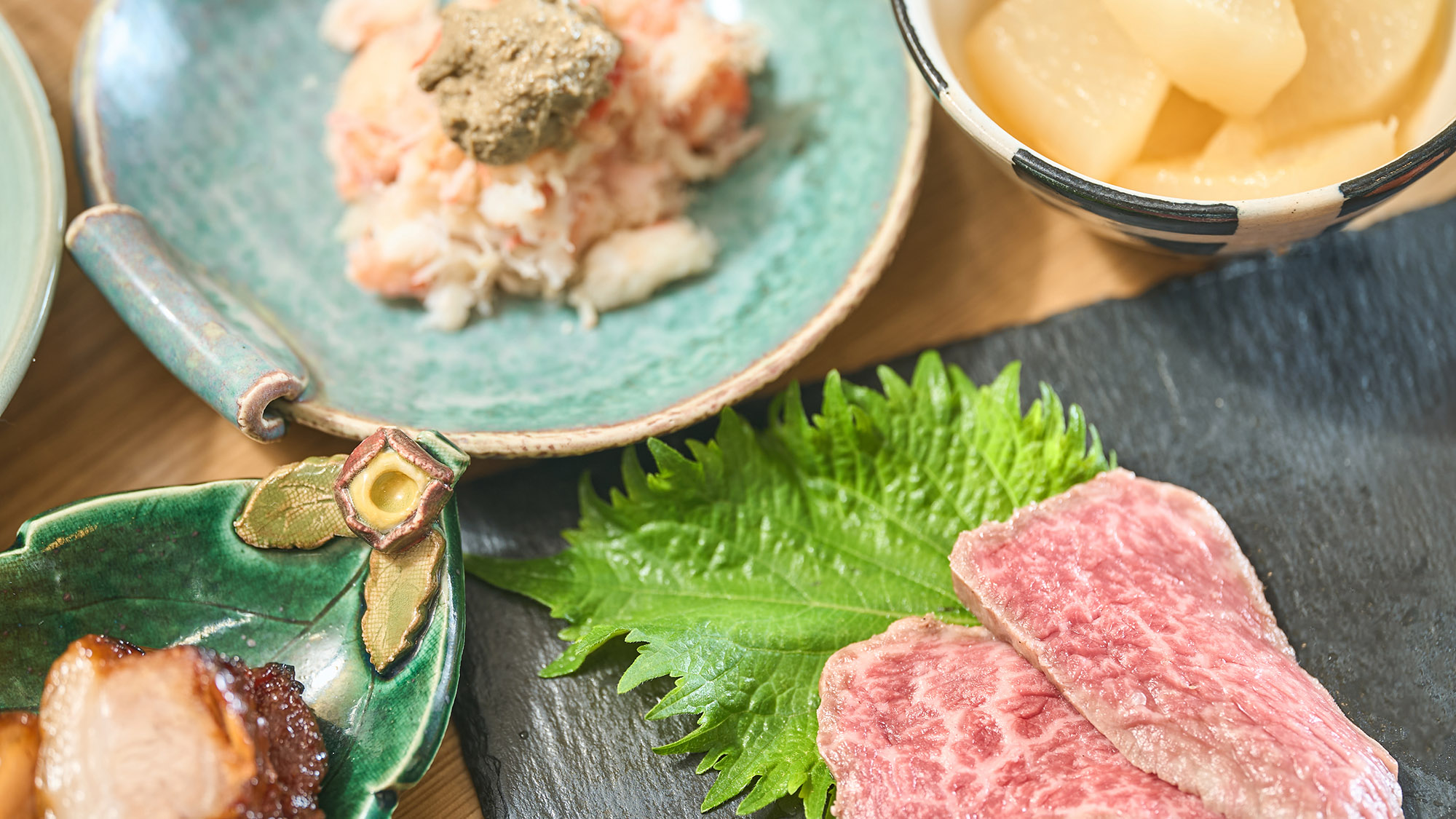 【夕食／日替わりメニュー】夕食にて季節に応じたメニューを5品～7品/人ご提供しています(一例)