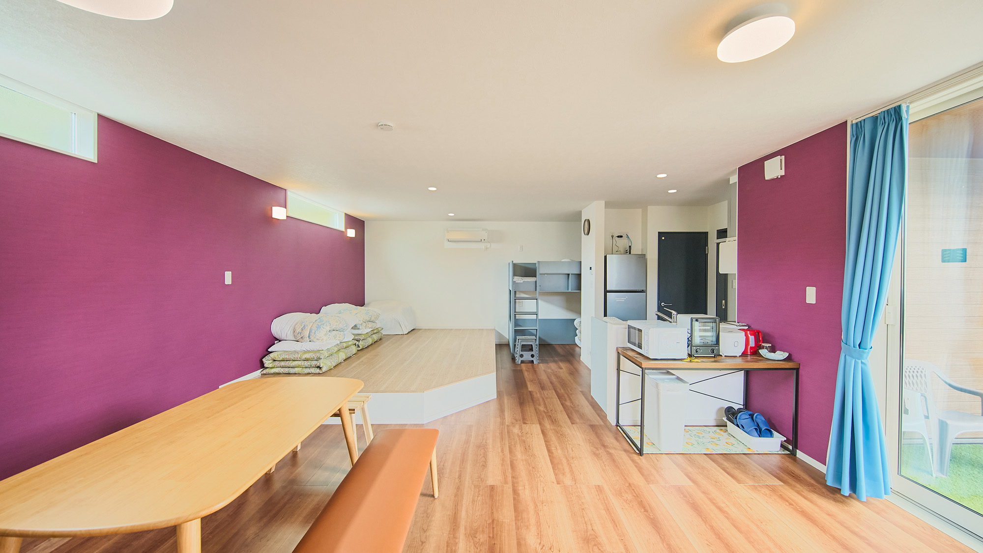 ・【客室／ラベンダー】ラベンダー色の壁紙が特徴的。22平米のお部屋でゆったりお過ごしいただけます