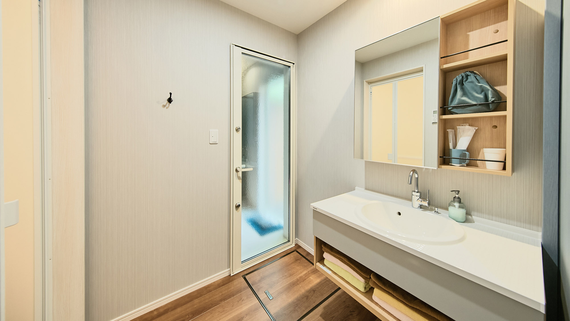 ・【洗面所／ミント】広々ゆとりあるスペースです。朝の支度やお風呂上りにも快適にご利用いただけます