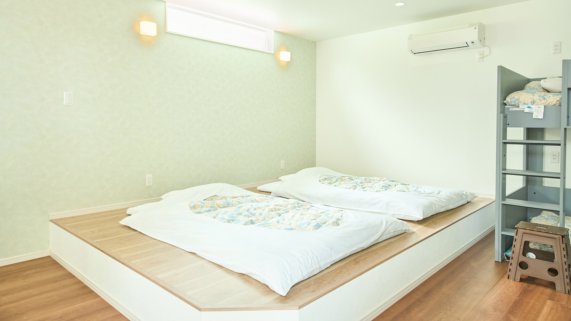 ・【客室／ミント】二段ベッドと布団のご利用で5名様までご宿泊が可能です。グループ旅行にもぴったりです