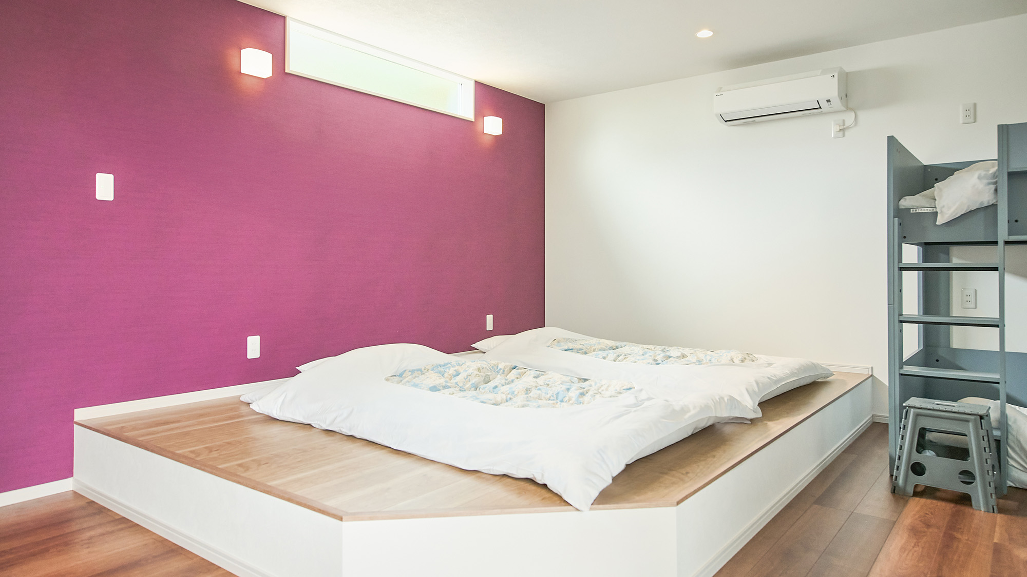 ・【客室／ラベンダー】小上がりはワンちゃん用ゲージが見える距離にございます。安心してお過ごしください