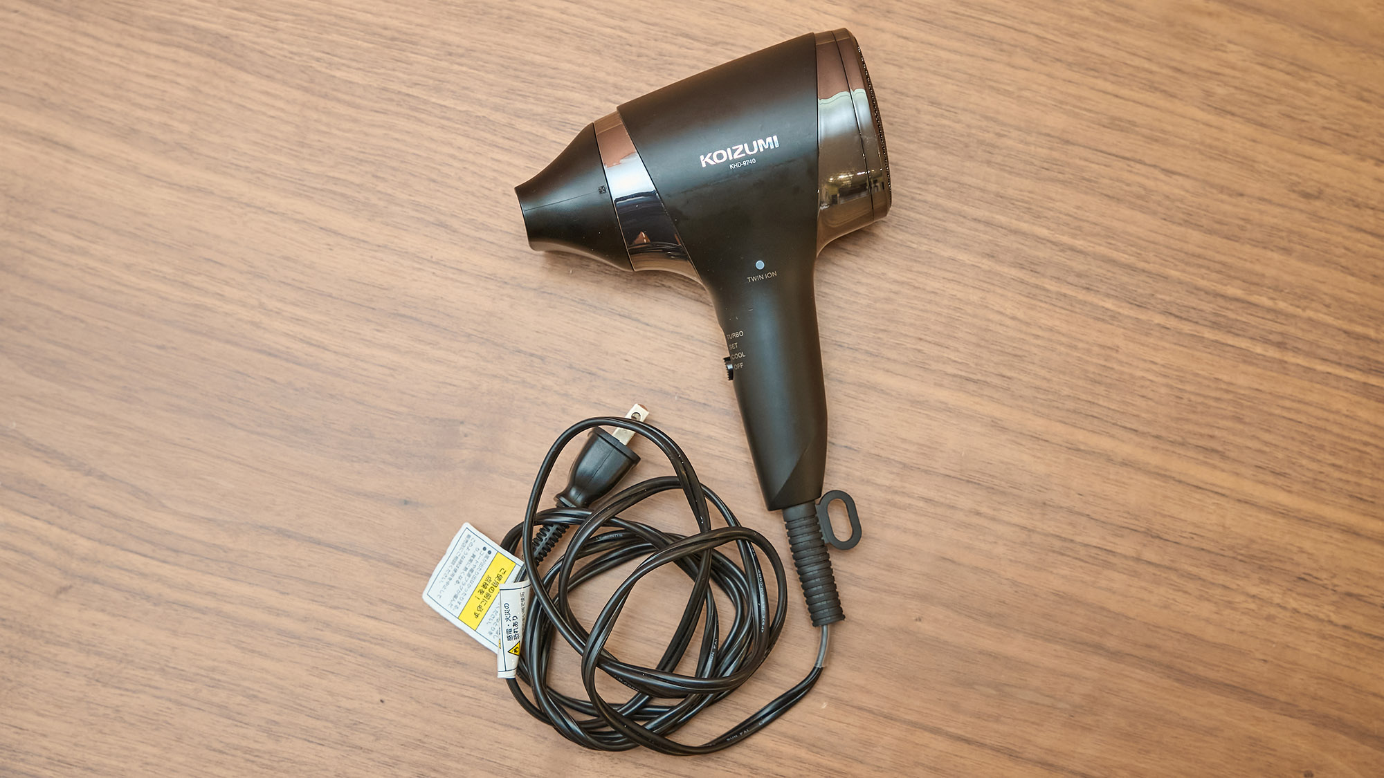 ・【客室設備】各部屋にドライヤーを完備しております。風量しっかりタイプでお風呂上りも快適です