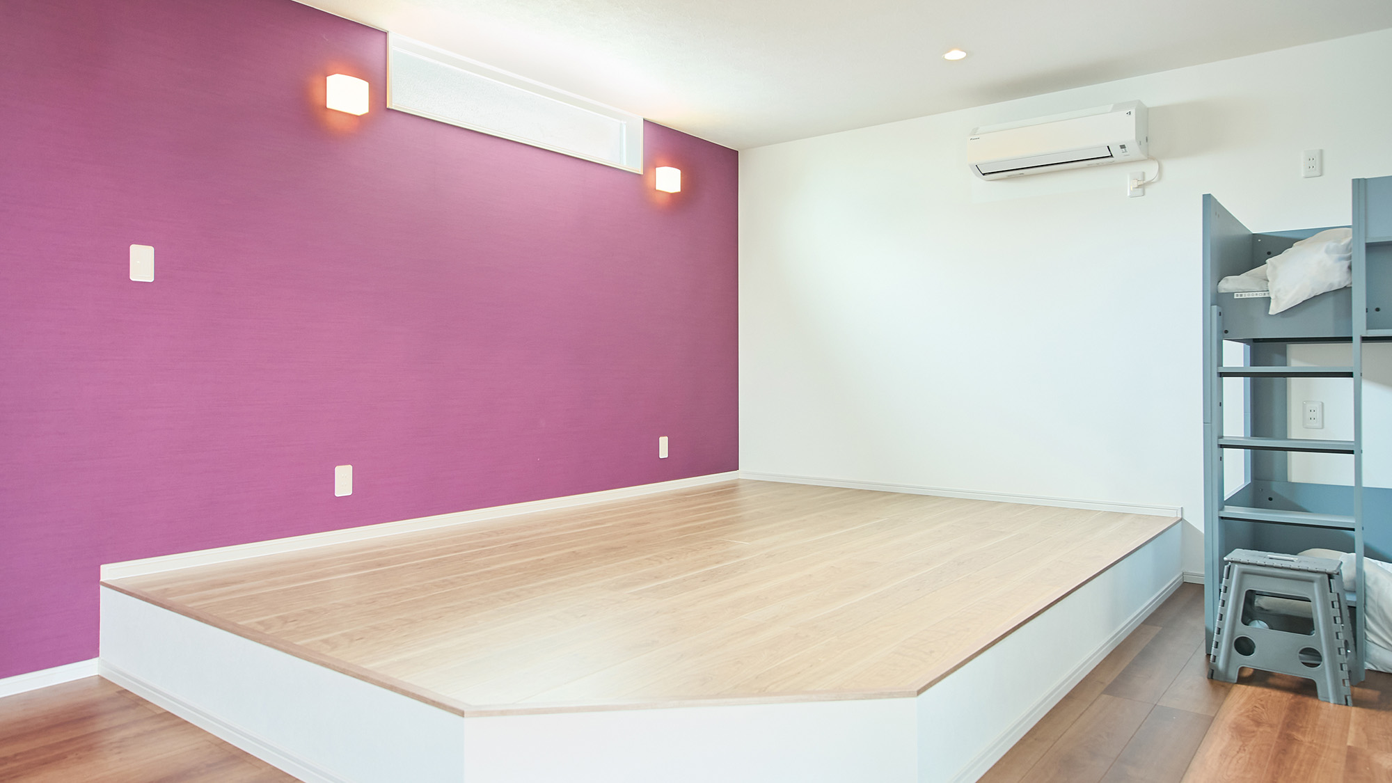 ・【客室／ラベンダー】小上がりには布団を敷いていただけます。リラックスしてお過ごしください