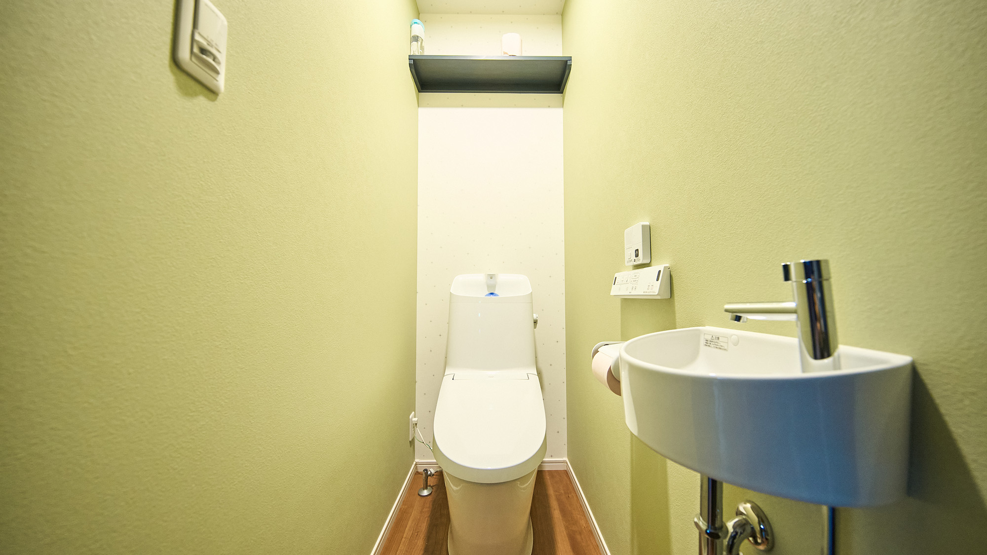 ・【トイレ／ラベンダー】トイレは温水洗浄機能付き。快適にご利用いただけます