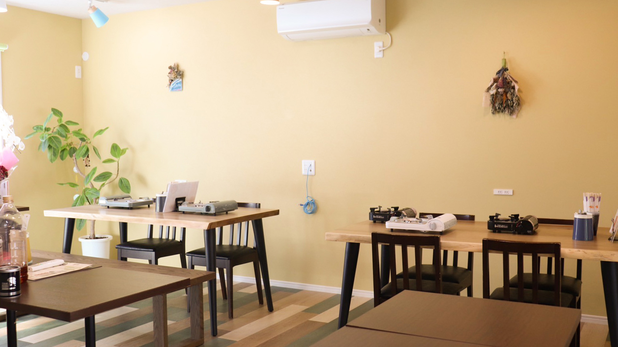 ・【レストラン】カラフルながらも心が落ち着く空間で、日常を忘れる穏やかな休暇をお過ごしください