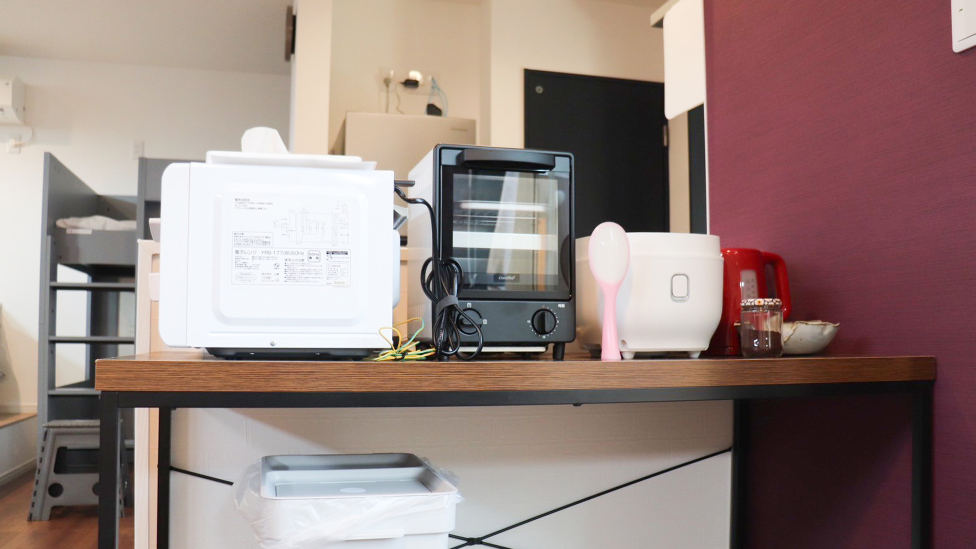 ・【キッチン／ラベンダー】電子レンジ・トースター・炊飯器を設置。暮らすようにお過ごしいただけます